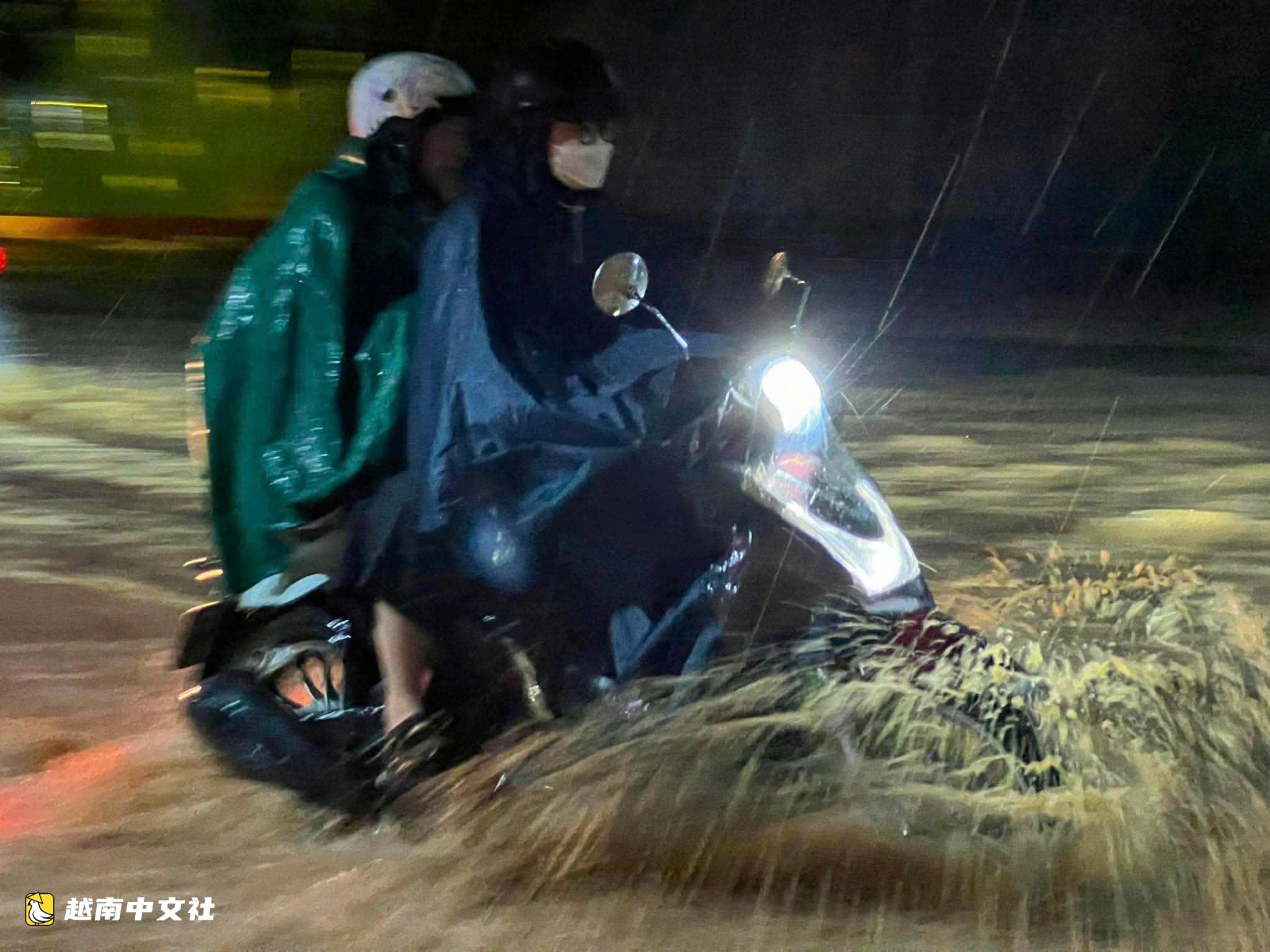 越南河內暴雨致多條道路嚴重淹水