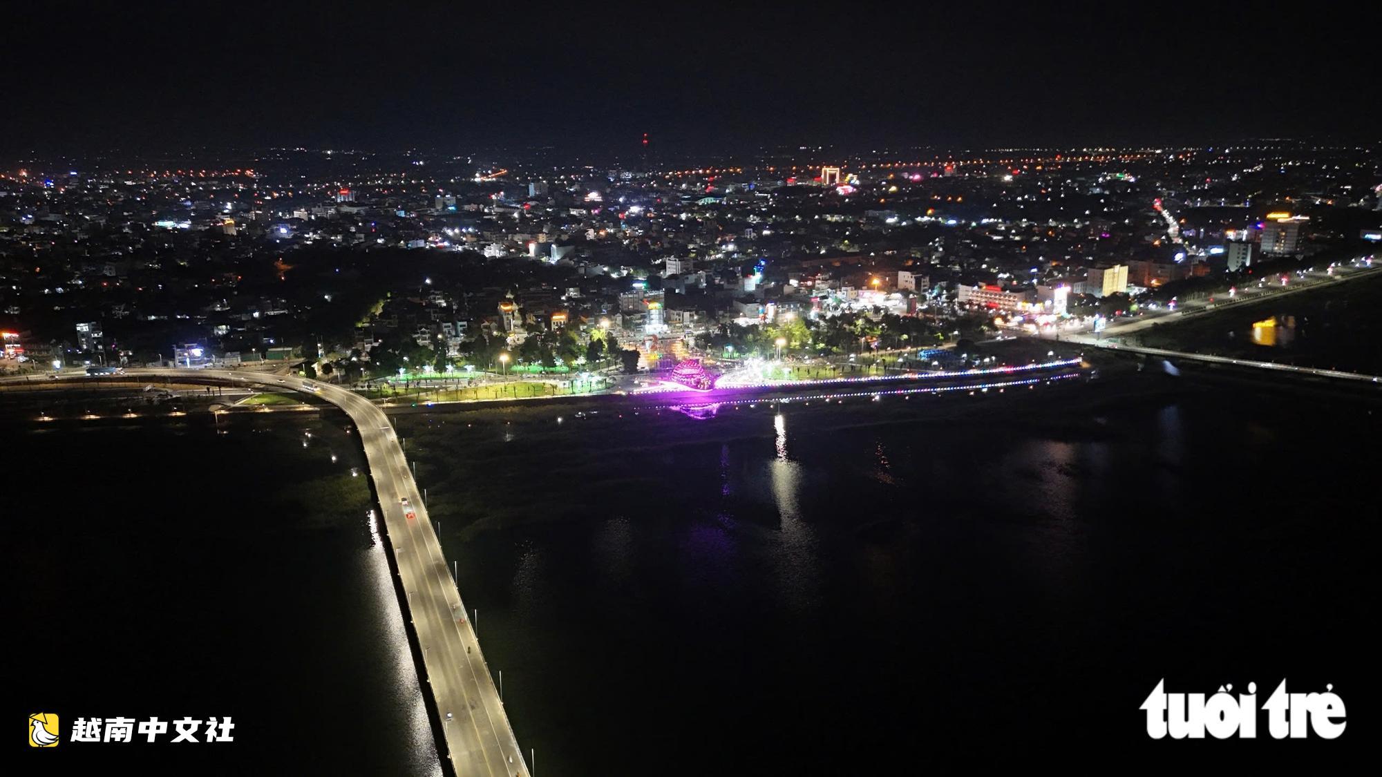 越南茶曲河南岸220餘塊玻璃點亮夜空