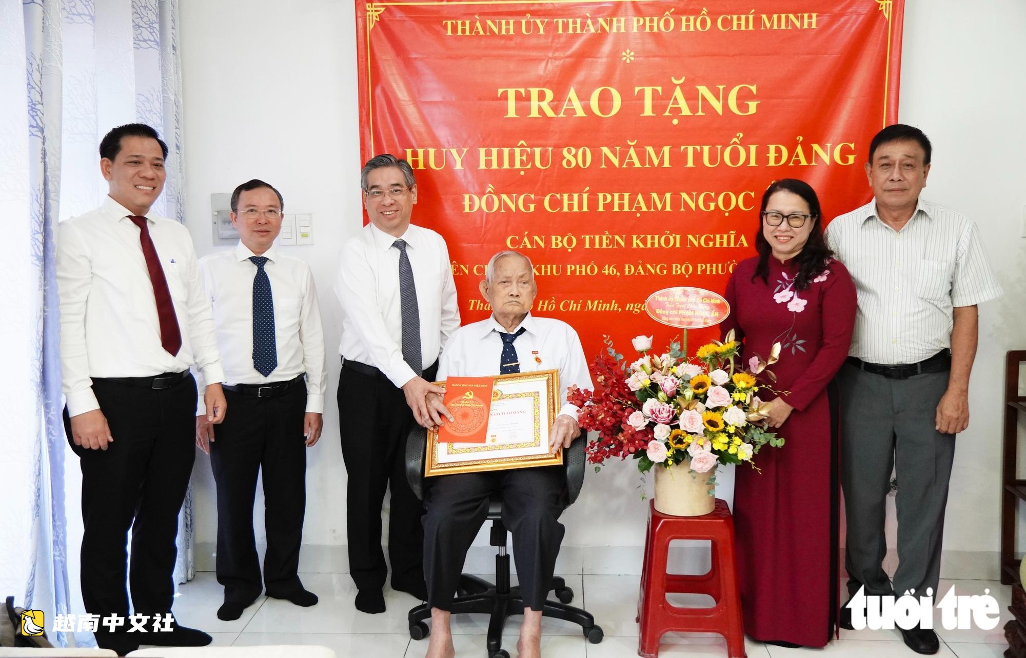 胡志明市市委領導在國慶節之際向老黨員頒發黨徽