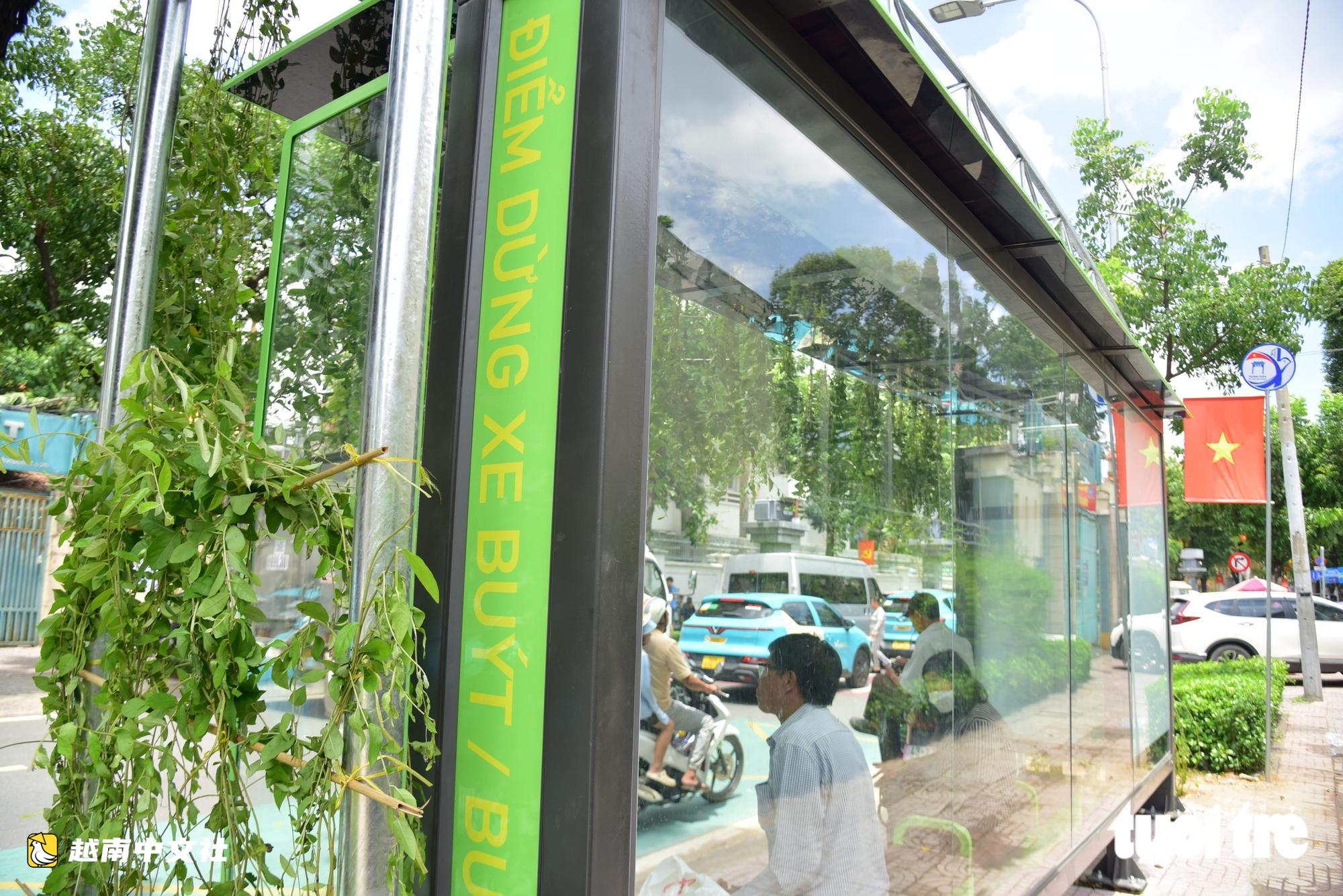 越南胡志明市公交站臺裝綠化攝像頭 更涼爽安全