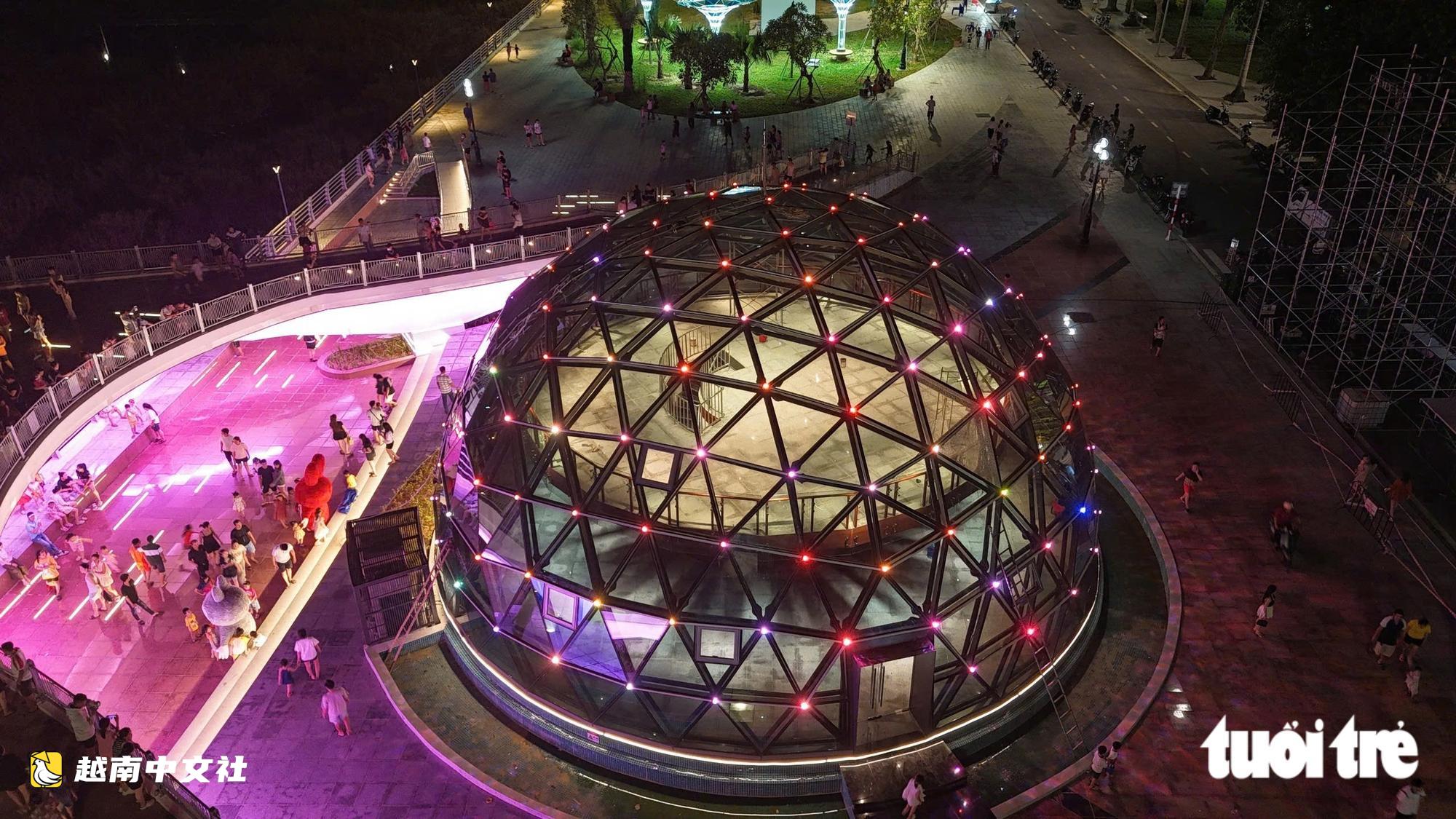 越南茶曲河南岸220餘塊玻璃點亮夜空