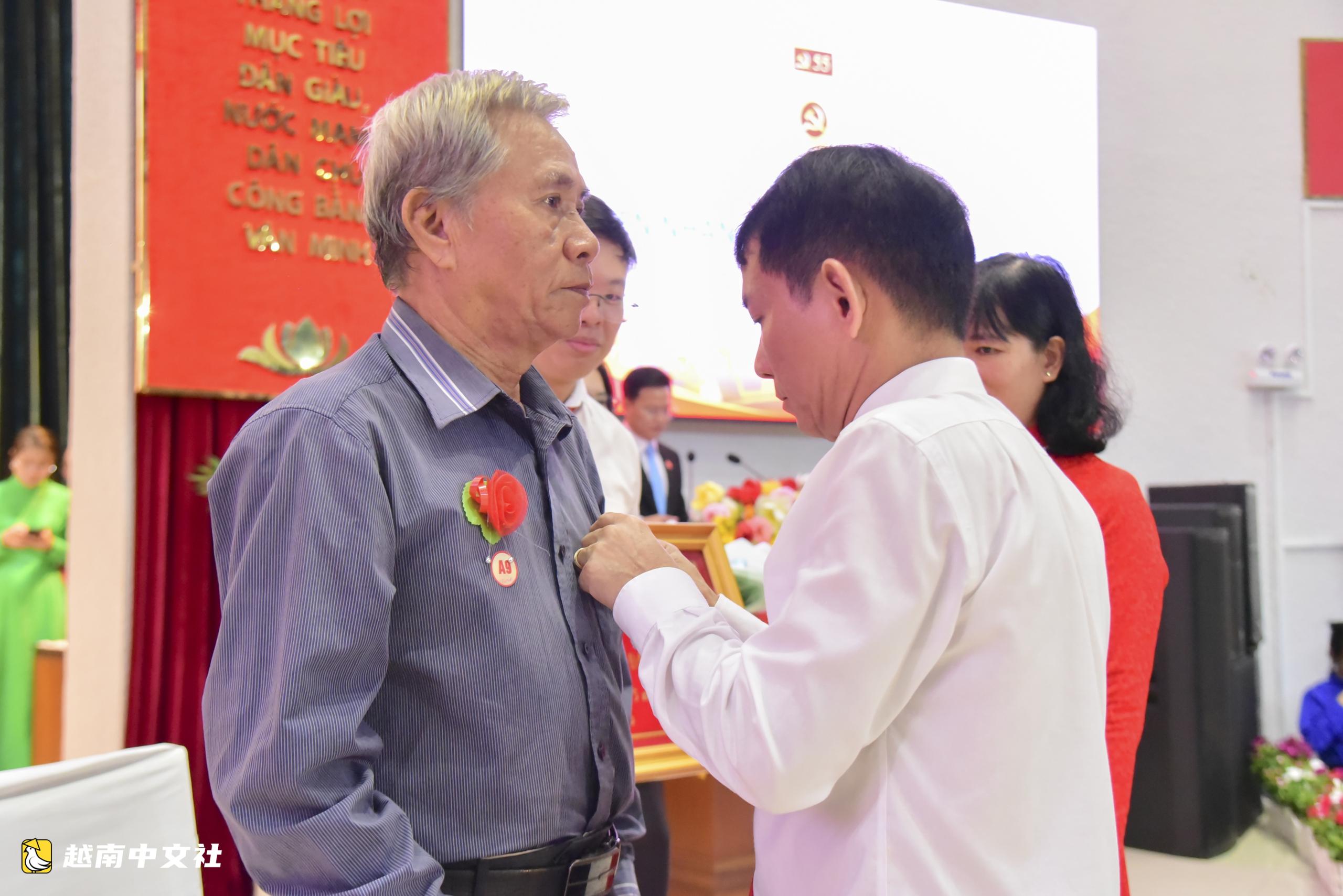 胡志明市市委領導在國慶節之際向老黨員頒發黨徽