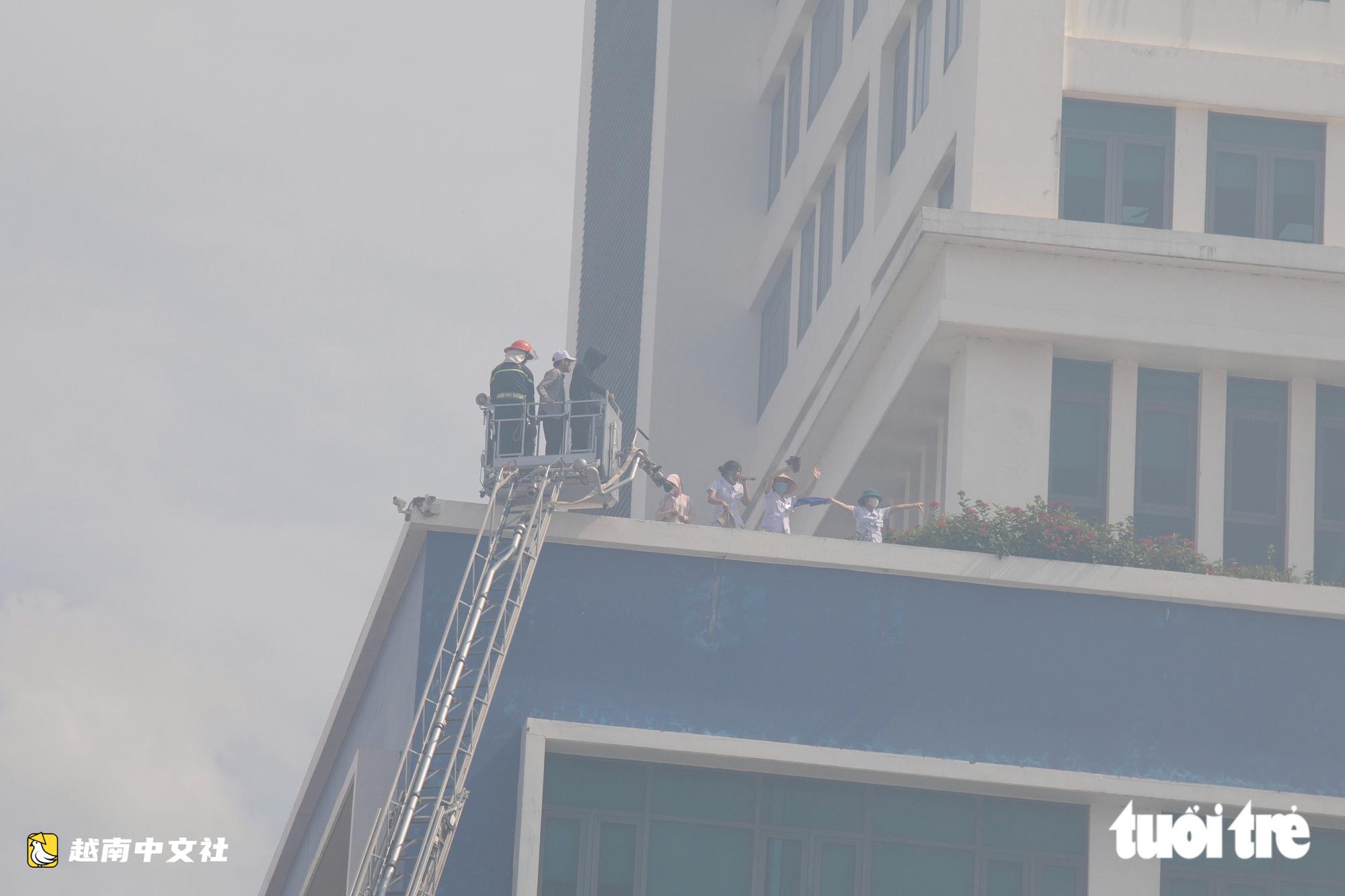 越南警方使用專用雲梯車演練從醫院火災中救出患者