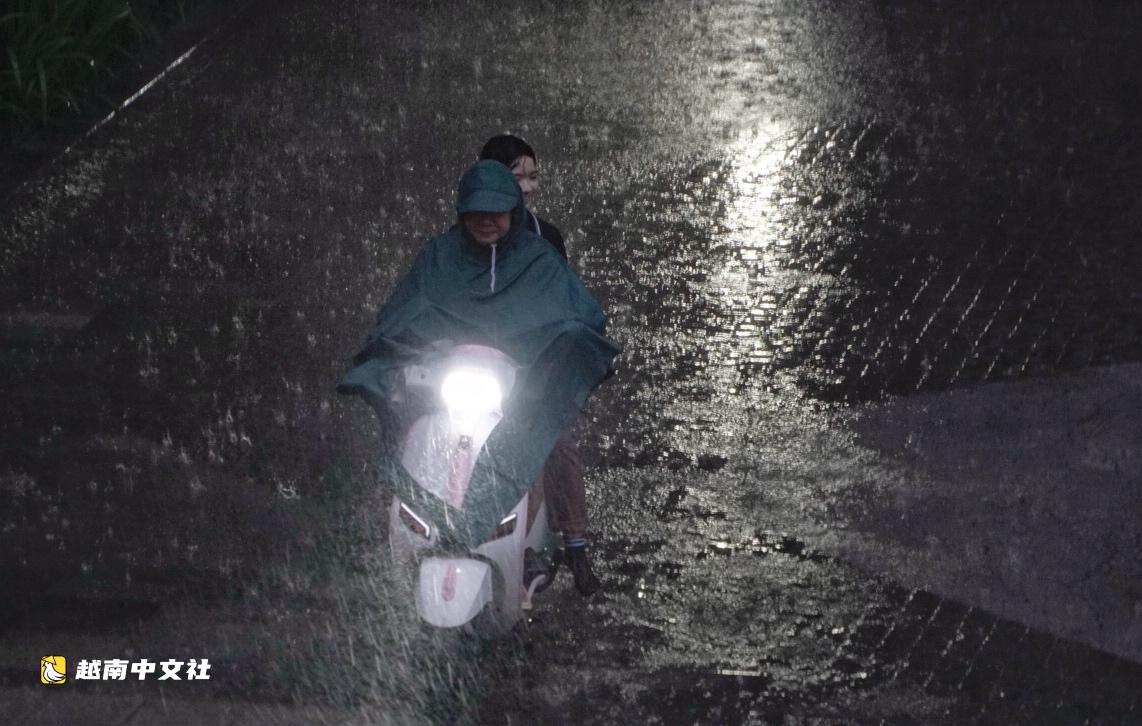 越南河內暴雨致多條道路嚴重淹水