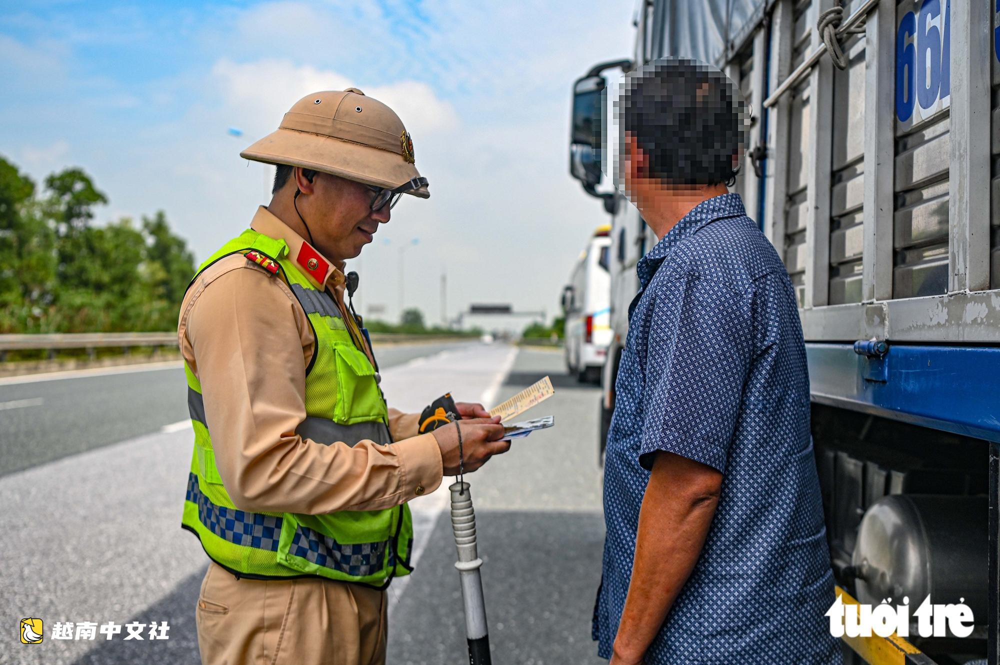 越南交警首日在高速公路查處多起未保持安全距離違規