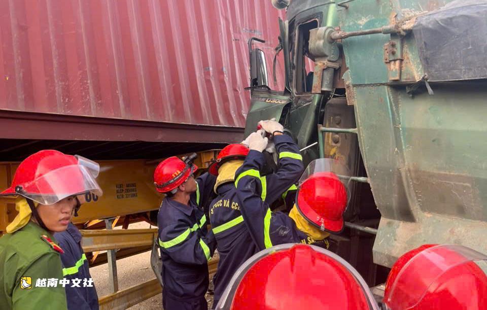 越南峴港：19分鐘解救車禍被困司機