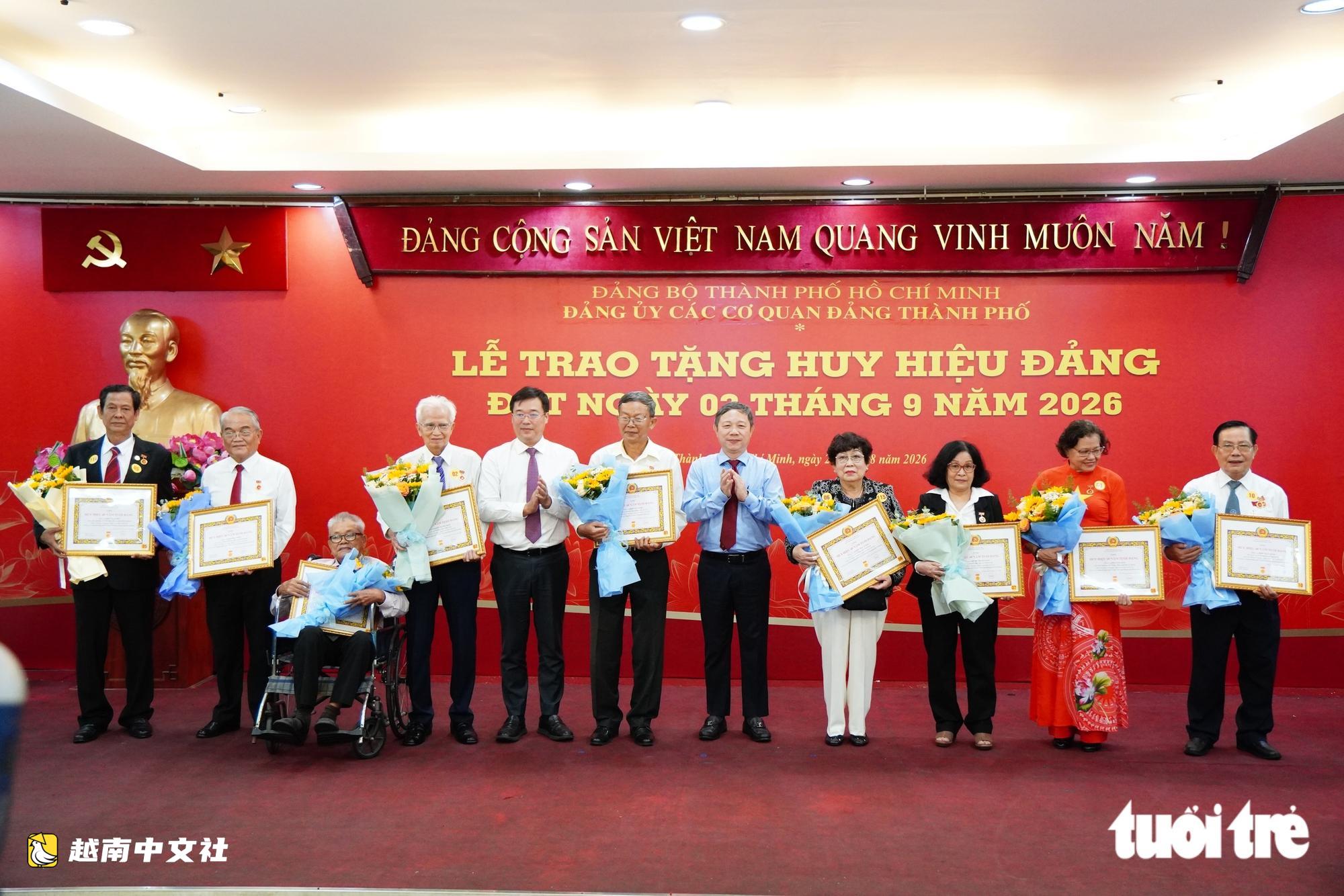 胡志明市市委領導在國慶節之際向老黨員頒發黨徽