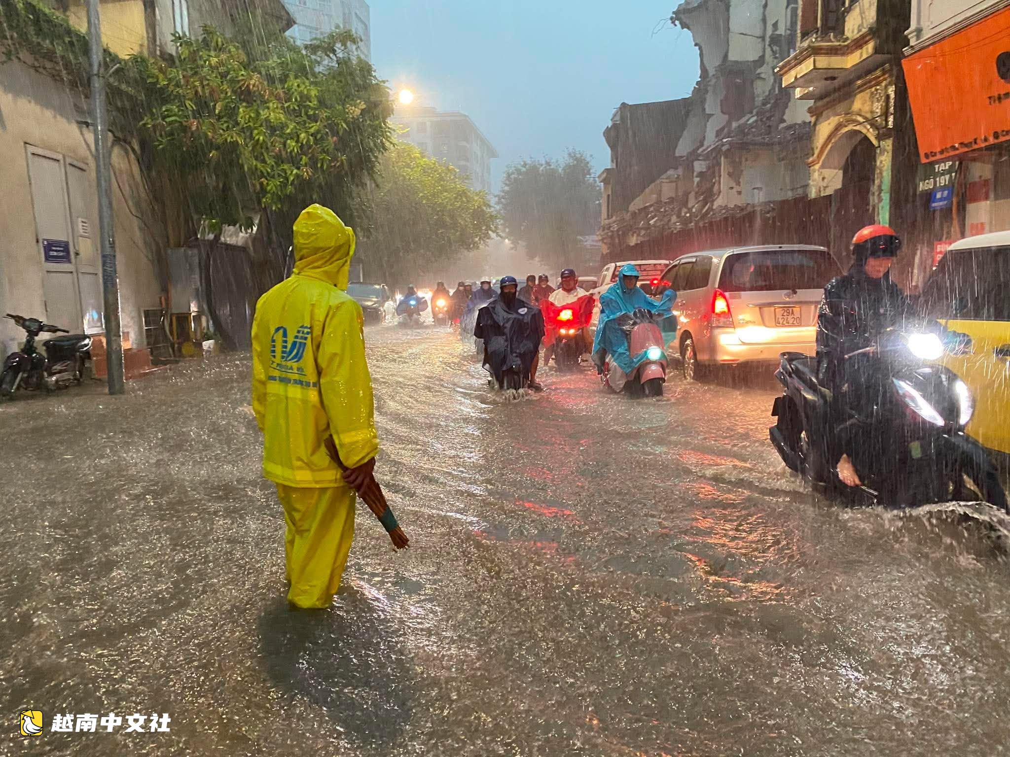 越南河內暴雨致多條道路嚴重淹水