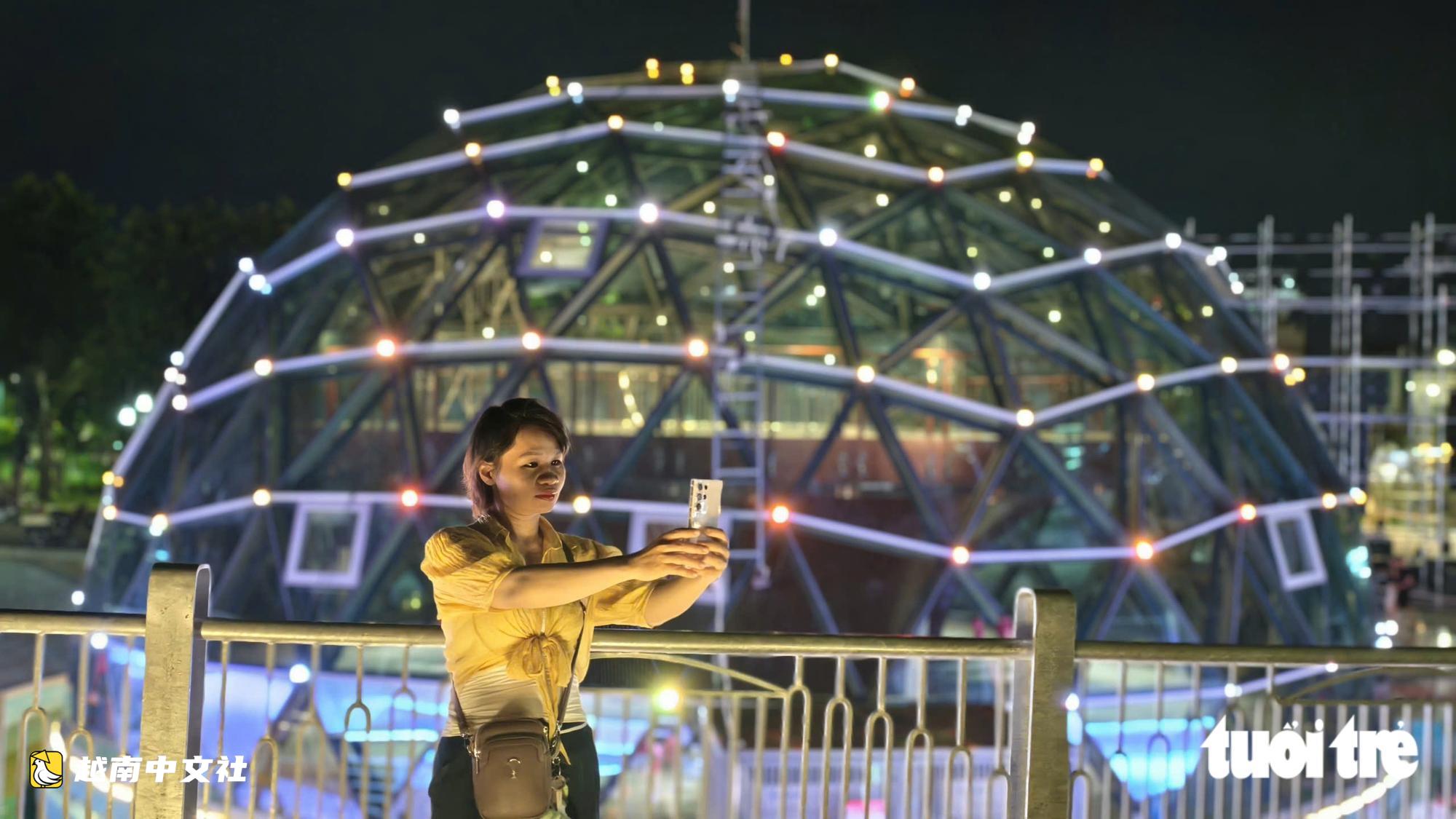 越南茶曲河南岸220餘塊玻璃點亮夜空