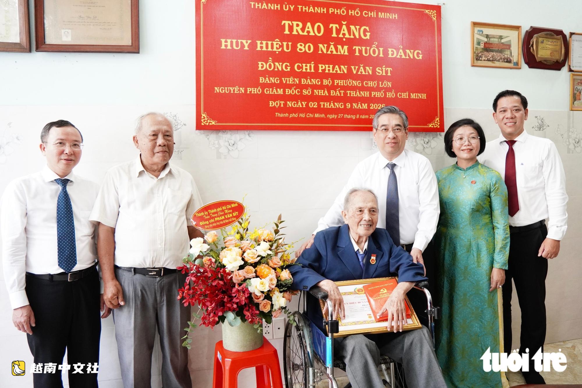 胡志明市市委領導在國慶節之際向老黨員頒發黨徽