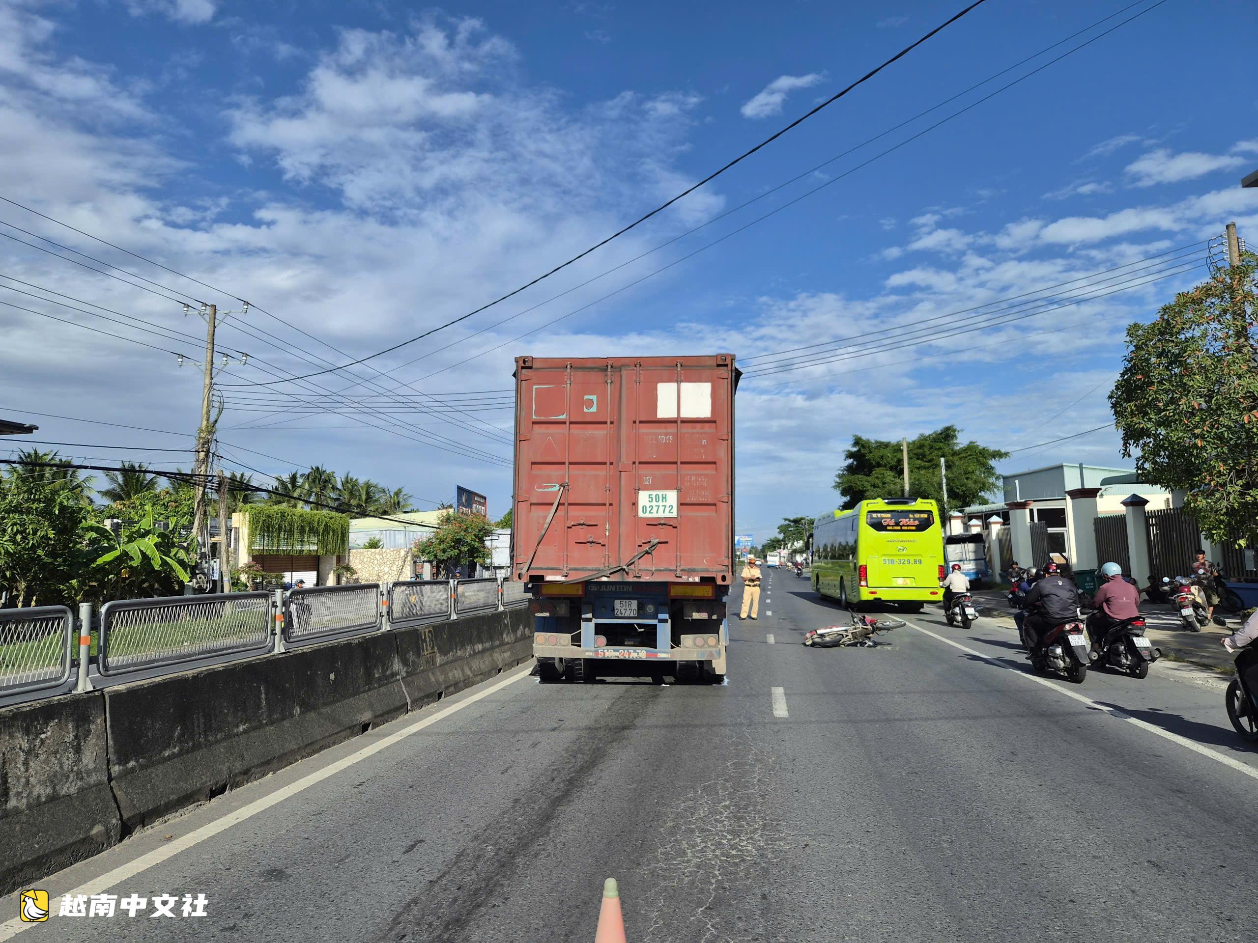 越南國道集裝箱車與摩托車相撞,致一人死亡