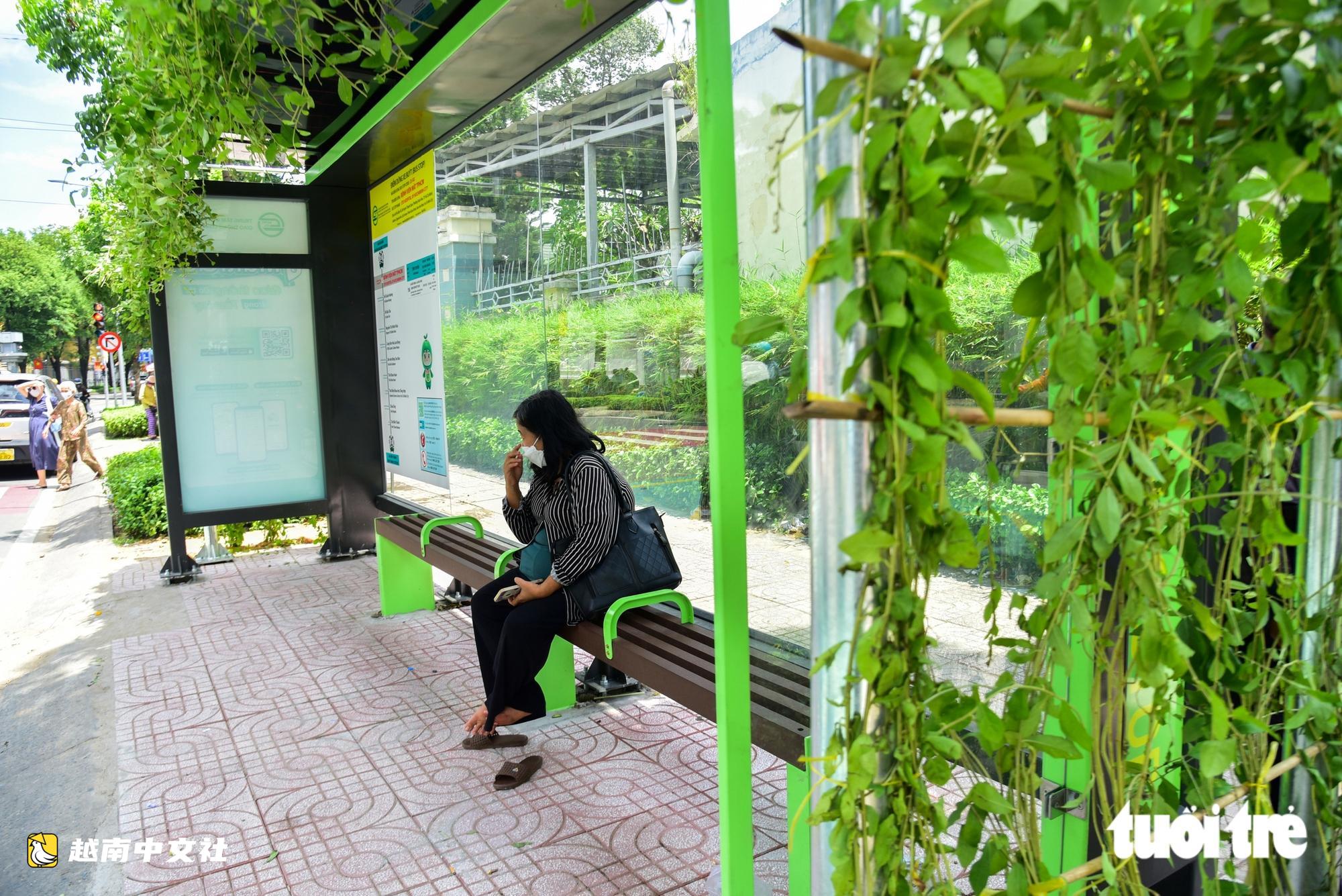 越南胡志明市公交站臺裝綠化攝像頭 更涼爽安全
