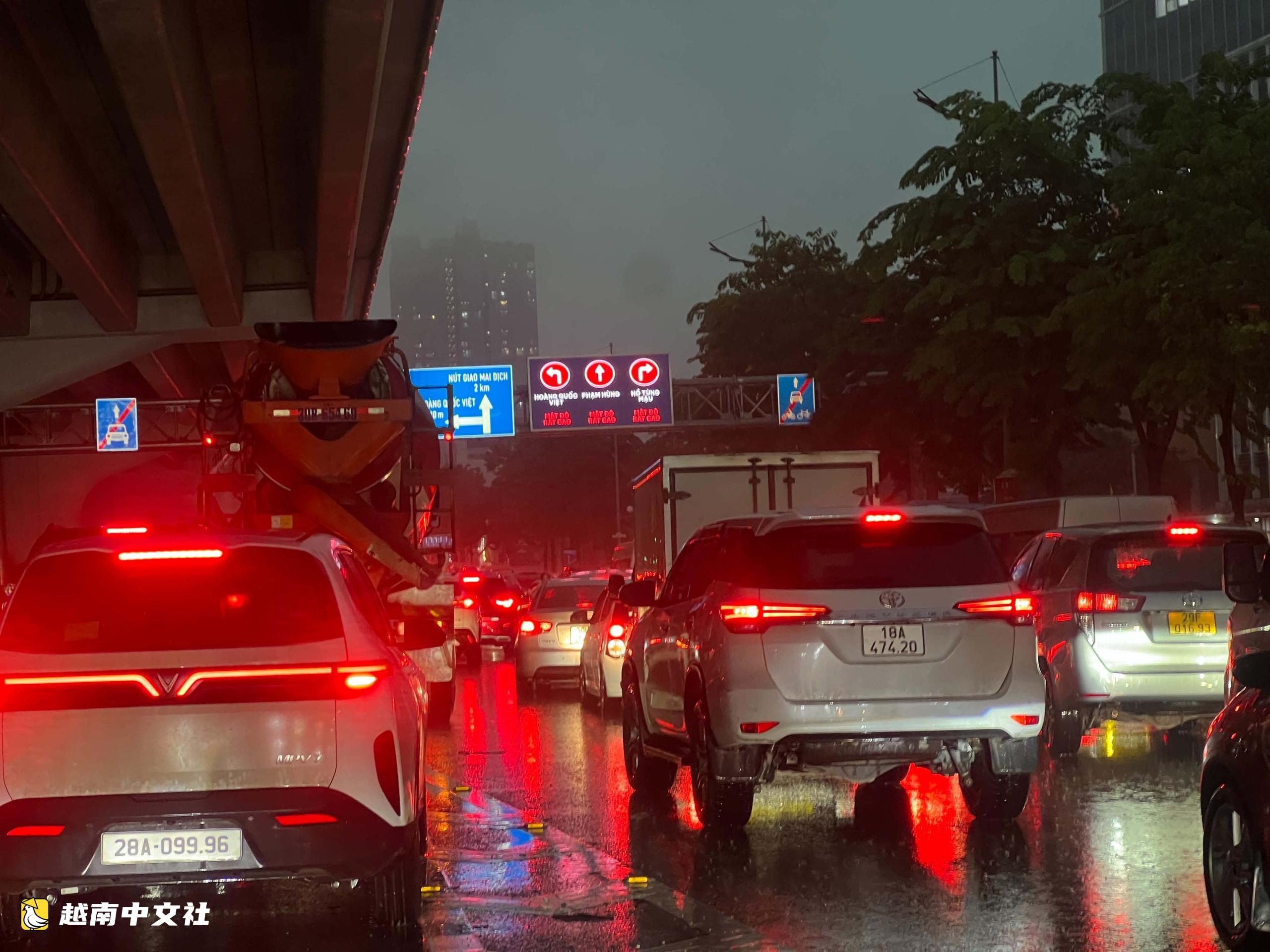 越南河內暴雨致多條道路嚴重淹水