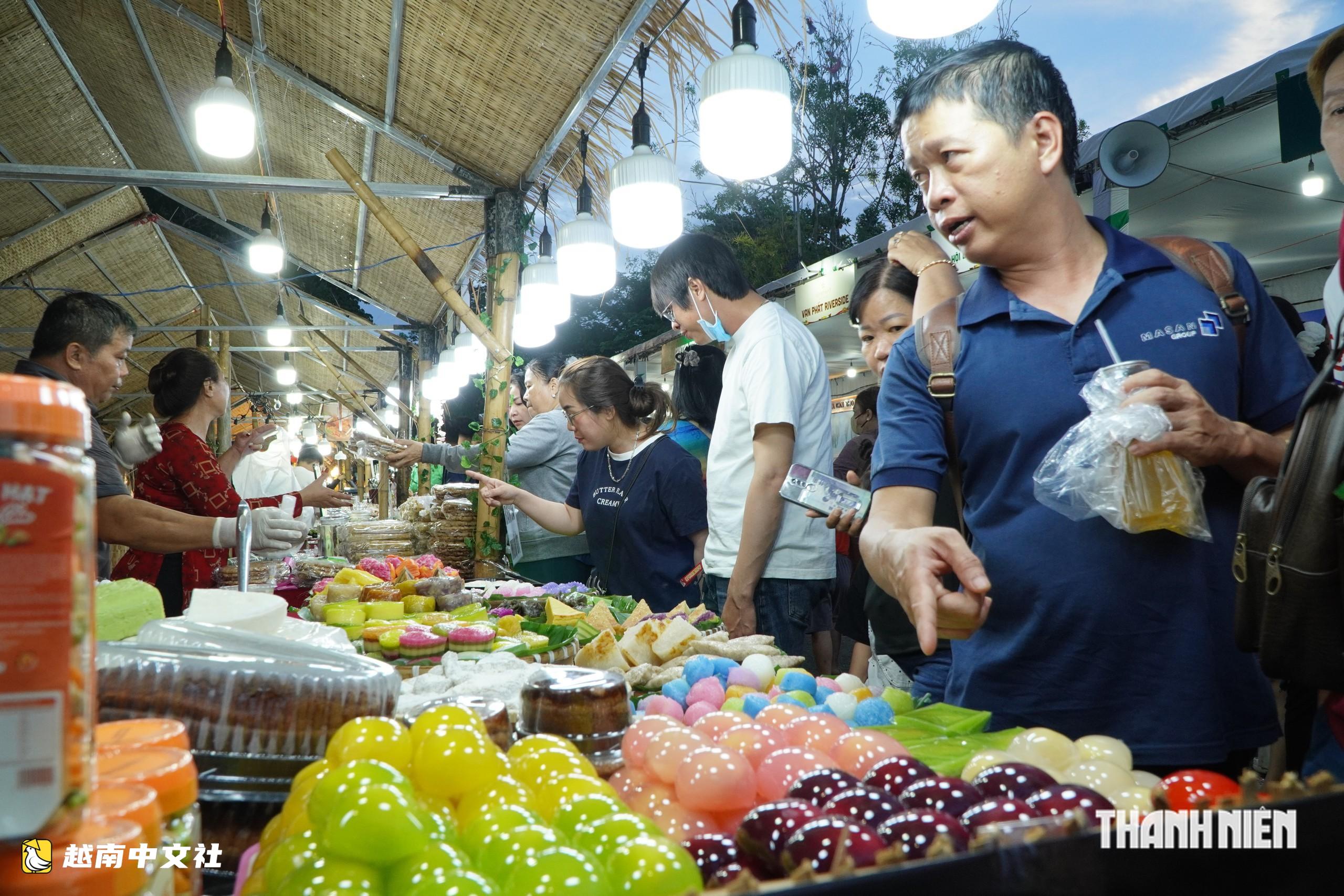 越南芹苴:後江邊超100個美食攤位國慶期間“開張”