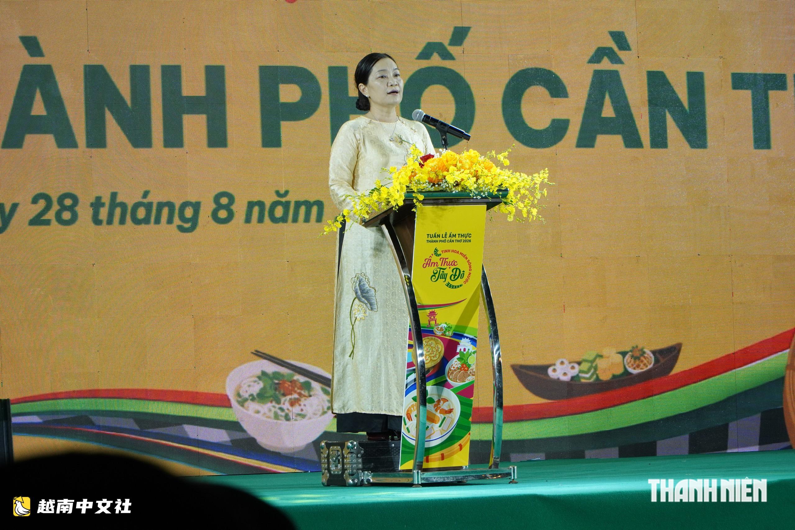 越南芹苴:後江邊超100個美食攤位國慶期間“開張”