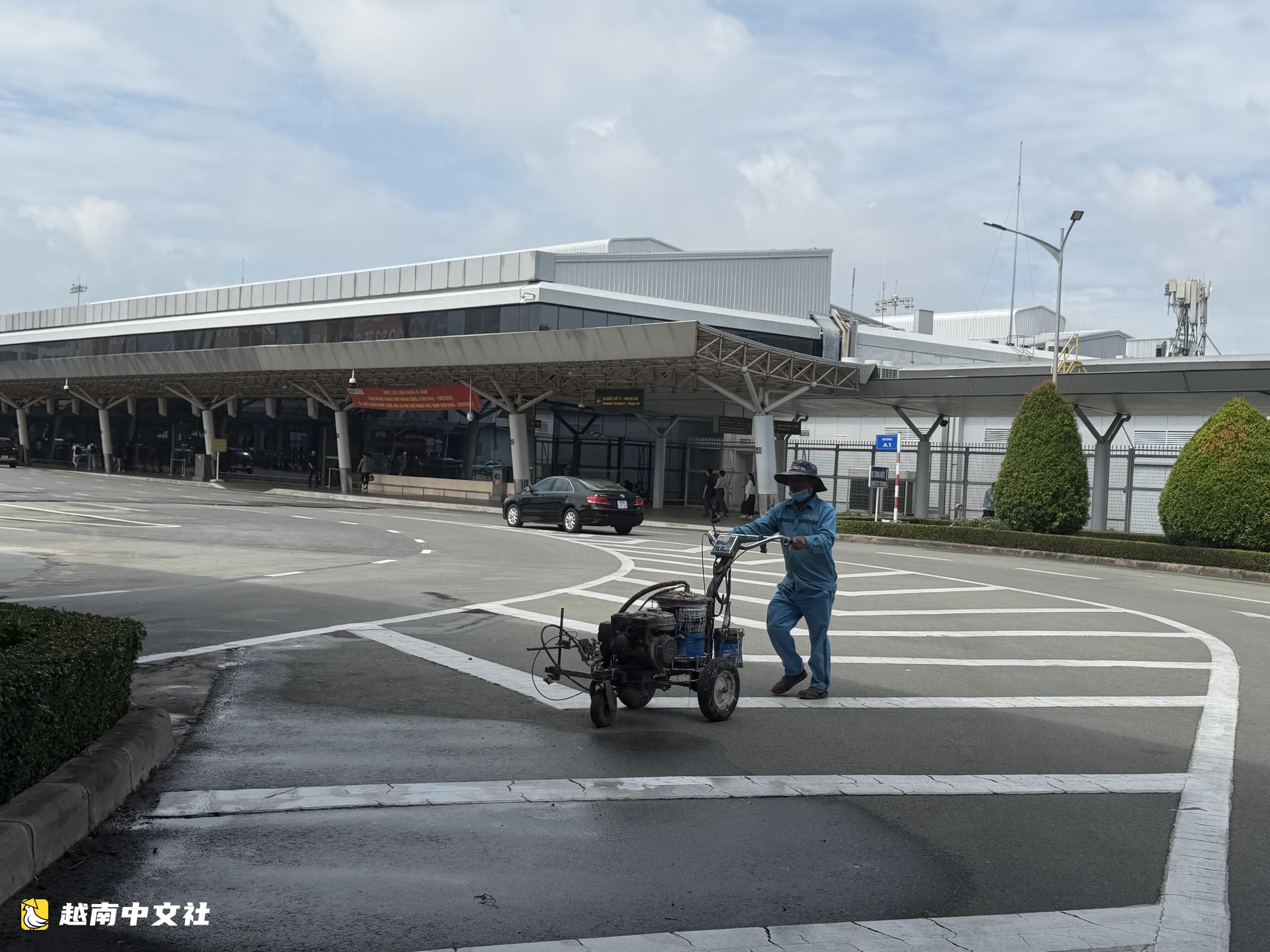 越南新山一機場新開國際航站樓通往國內航站樓的出口