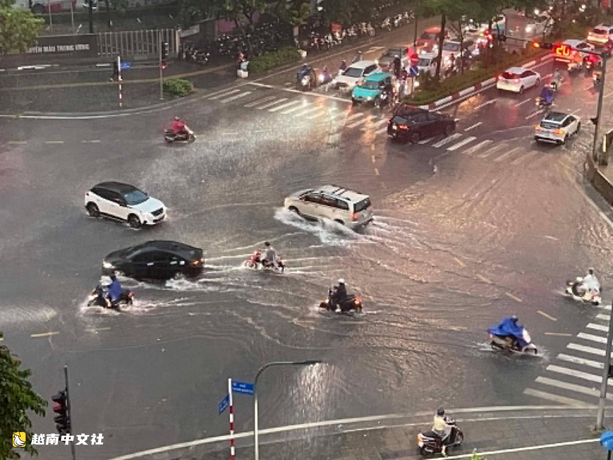 河內下班高峰遭暴雨,多條道路積水,交通擁堵