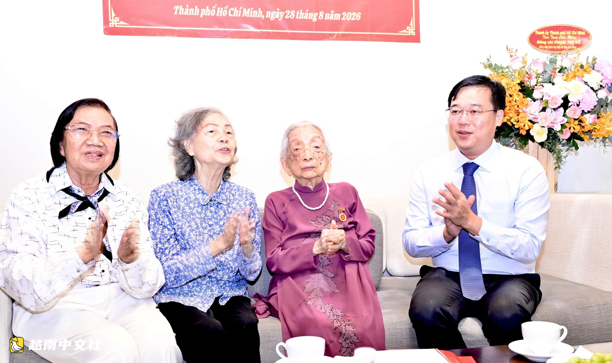 胡志明市市委領導向高齡黨員頒發80年黨齡徽章