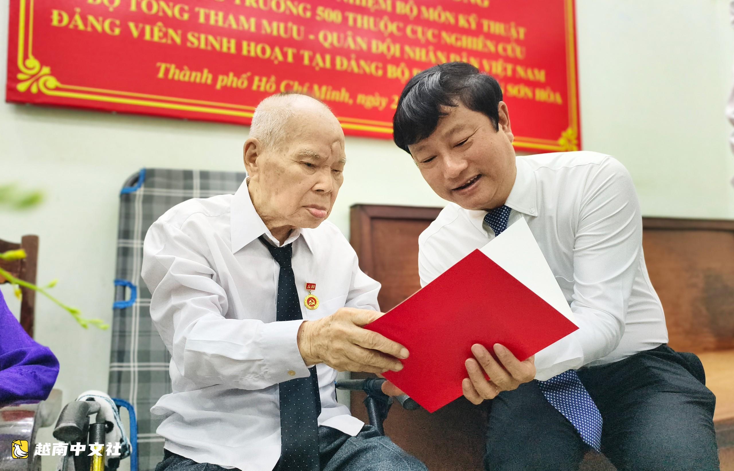 胡志明市市委領導向高齡黨員頒發80年黨齡徽章