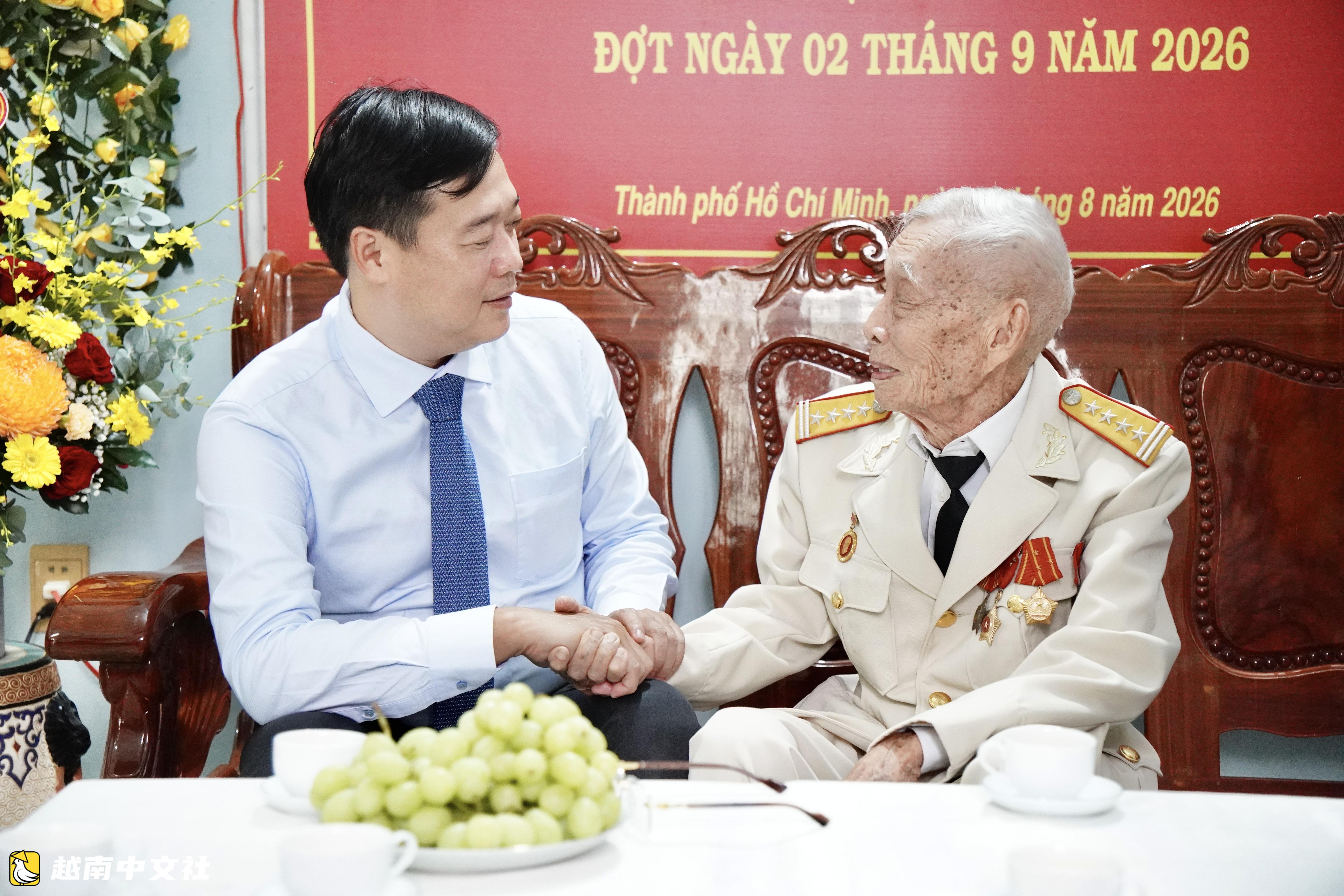 胡志明市市委領導向高齡黨員頒發80年黨齡徽章