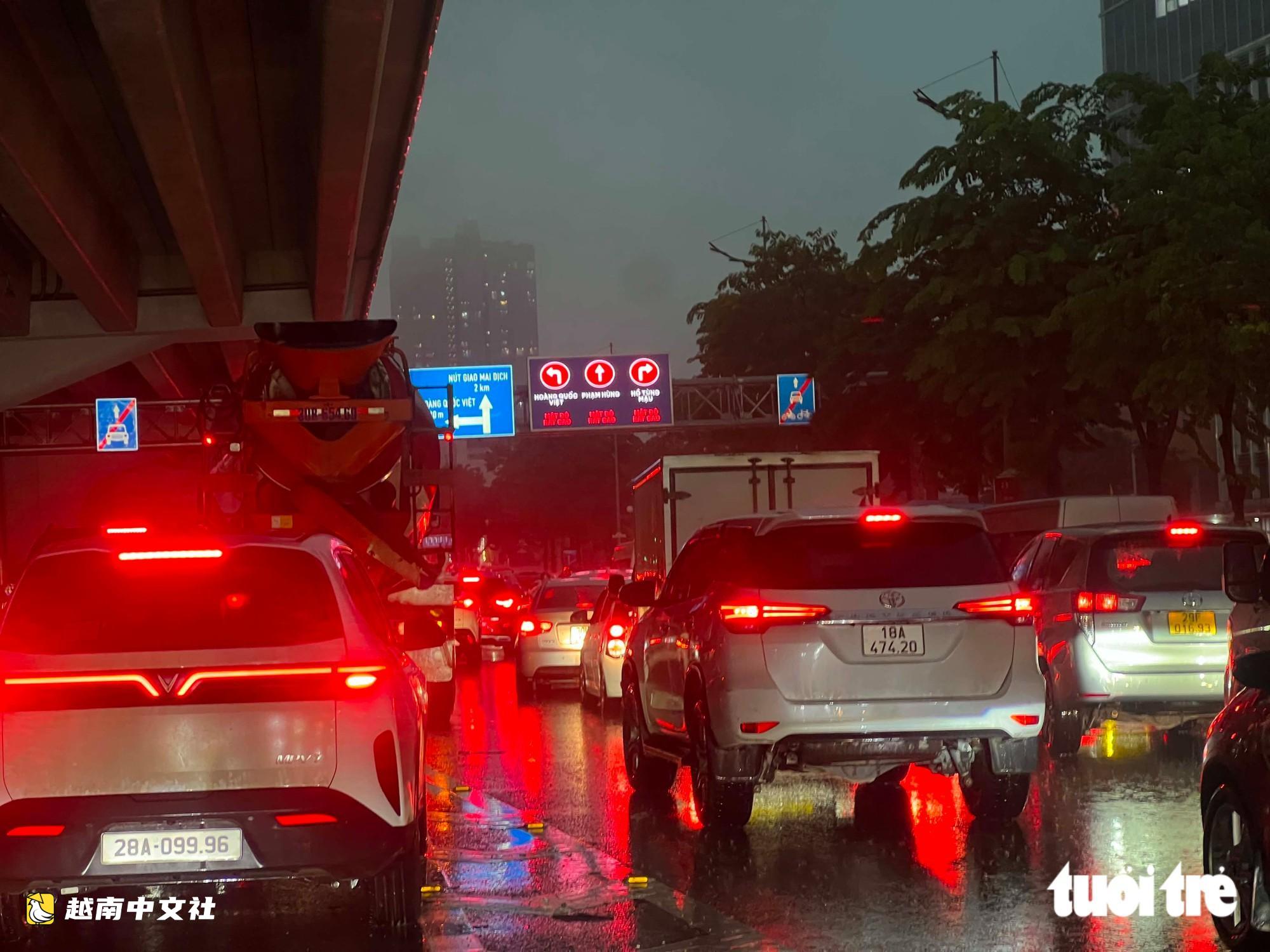 河內下班高峰遭暴雨,多條道路積水,交通擁堵