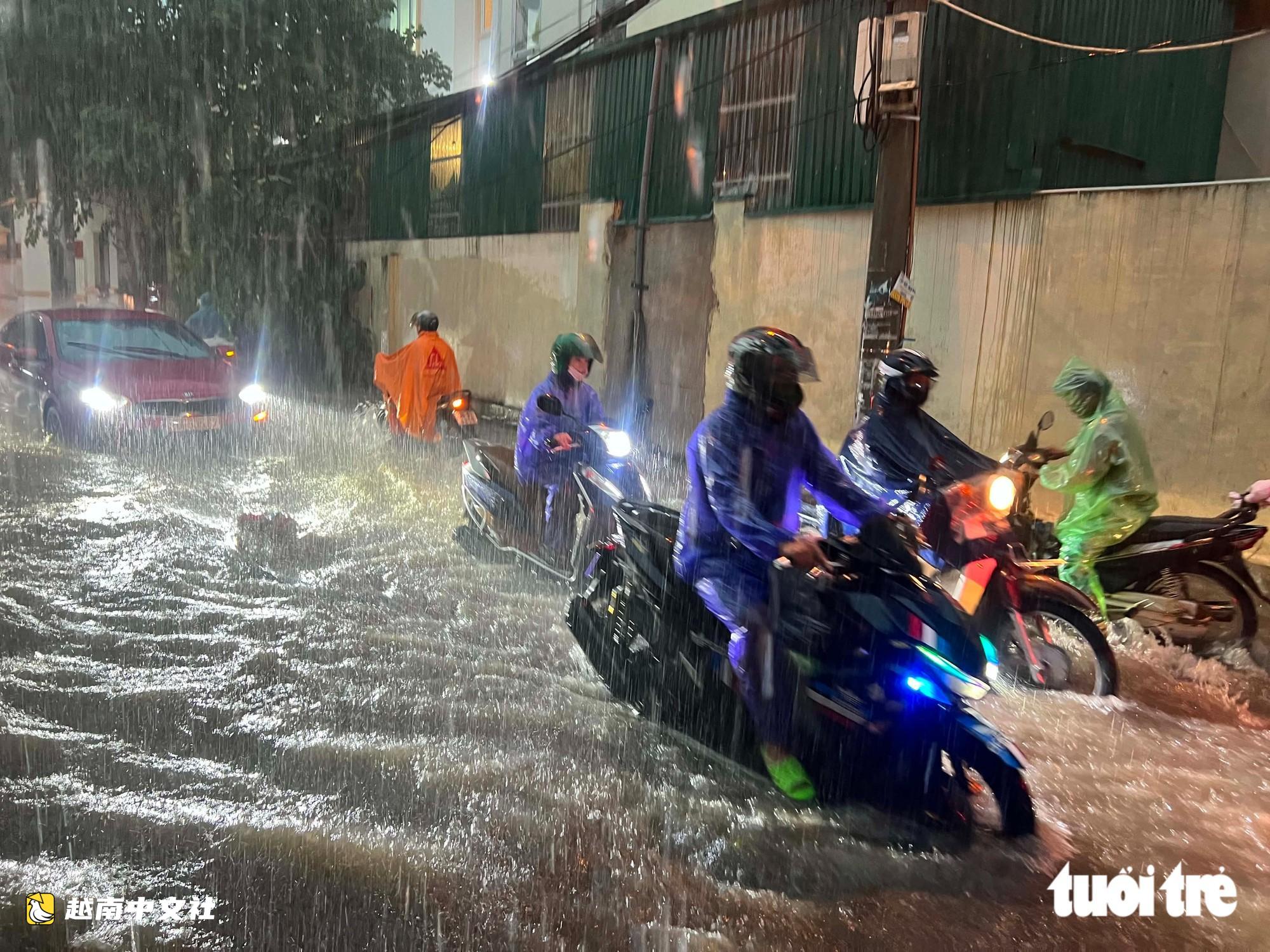 河內下班高峰遭暴雨,多條道路積水,交通擁堵