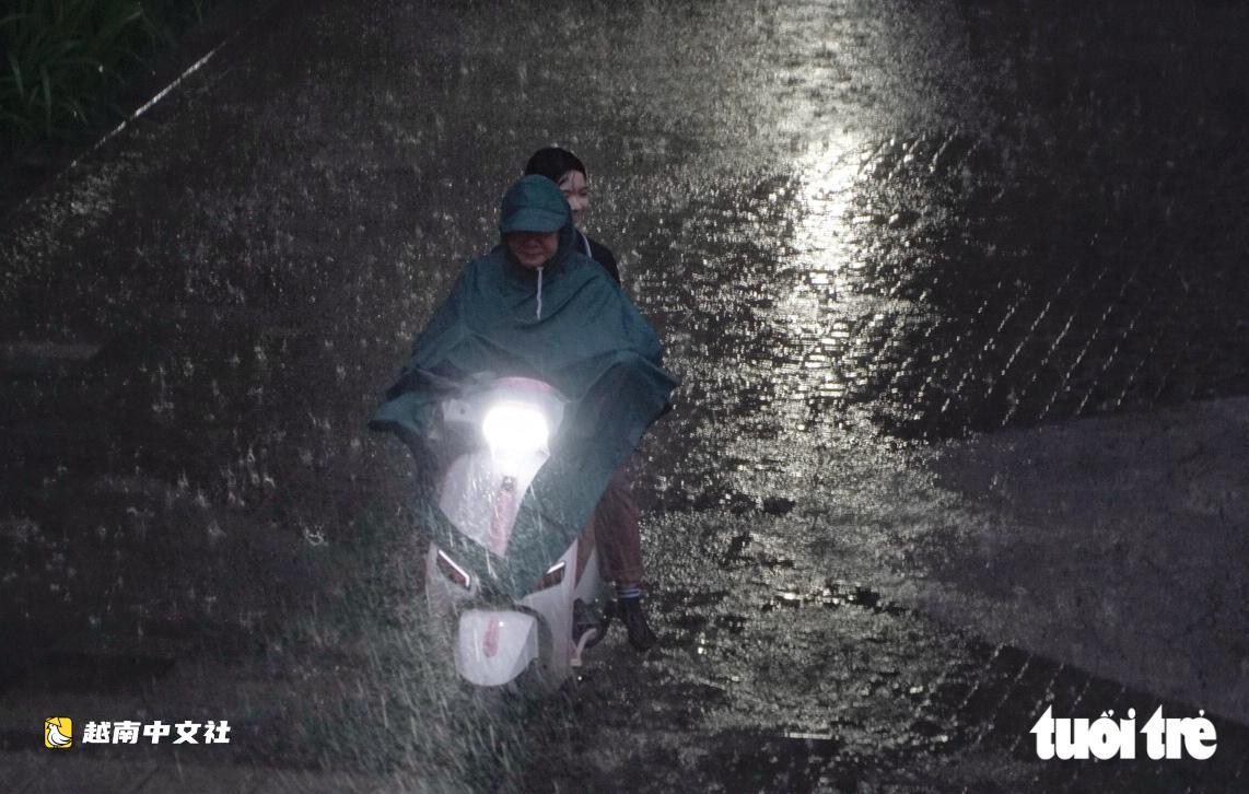 河內下班高峰遭暴雨,多條道路積水,交通擁堵