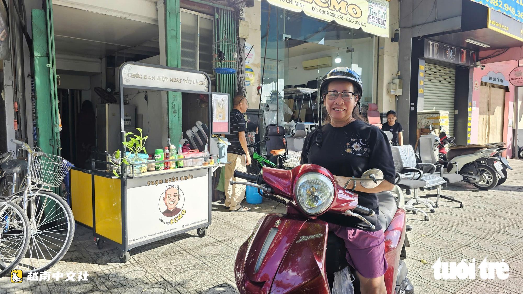 胡志明市一名老兵30多年來在市中心為鴿群‘設宴’