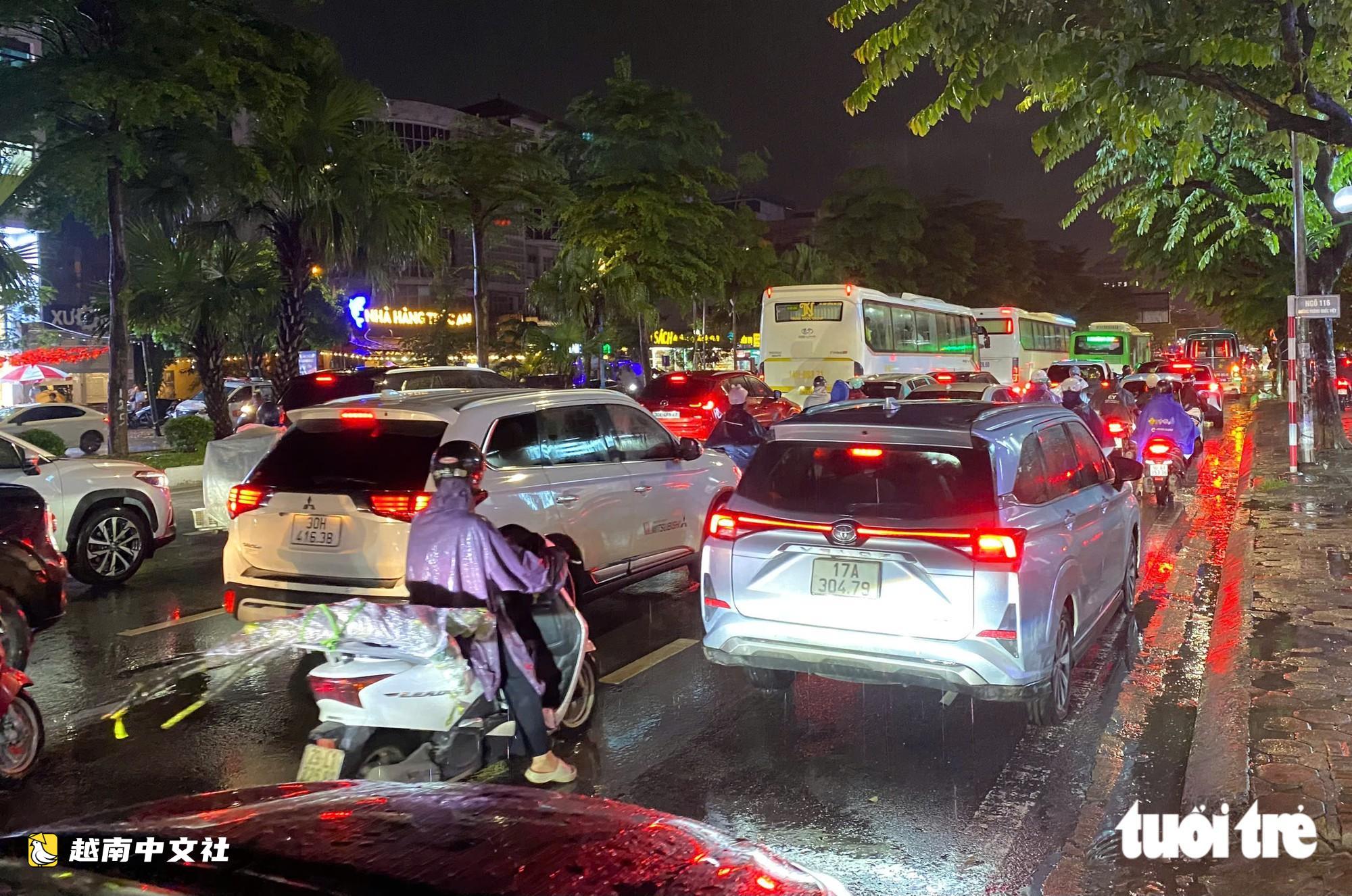 河內下班高峰遭暴雨,多條道路積水,交通擁堵