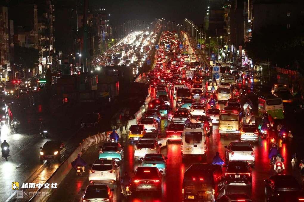 河內下班高峰大雨,交通混亂