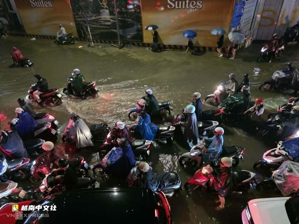 河內下班高峰大雨,交通混亂