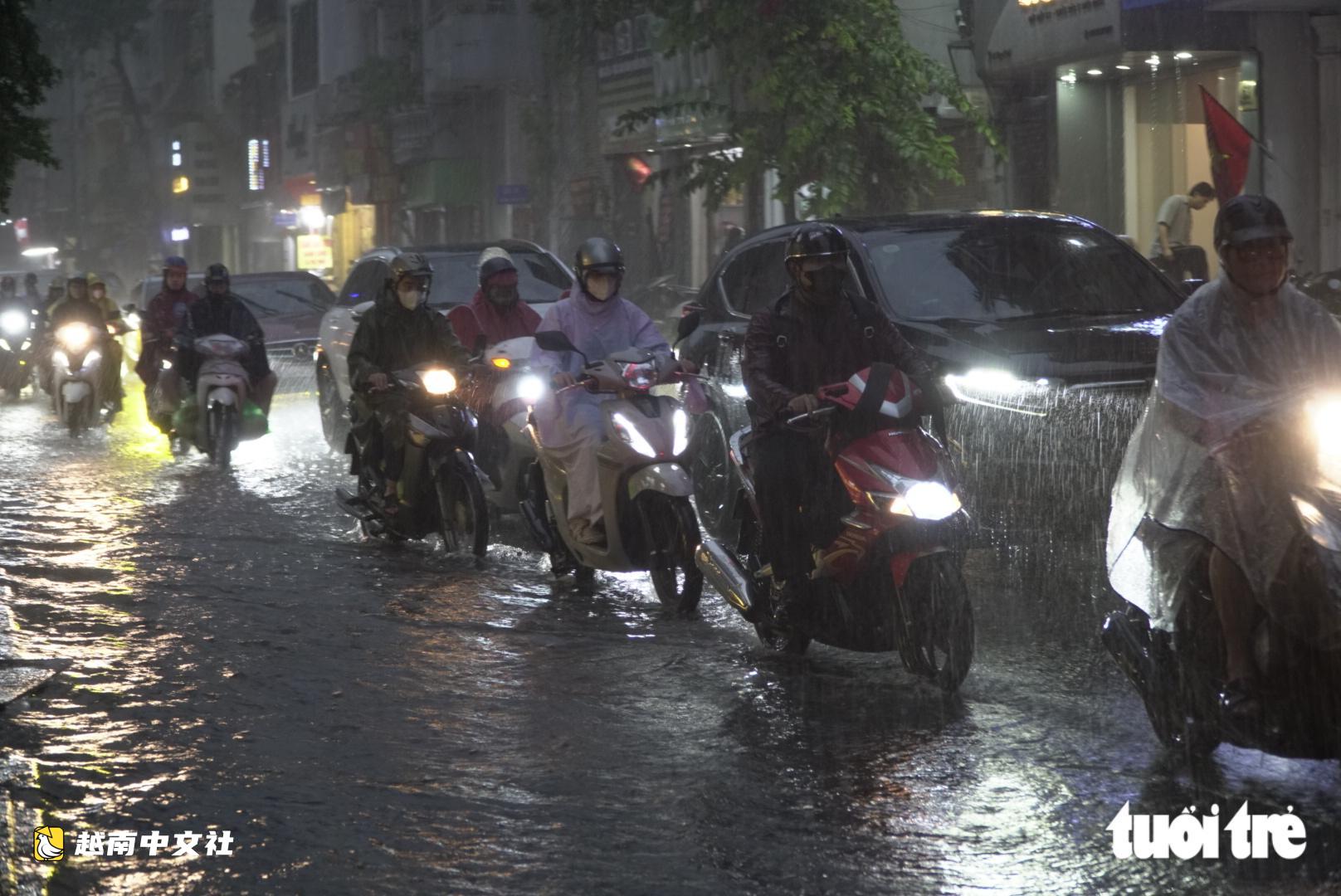 河內下班高峰遭暴雨,多條道路積水,交通擁堵