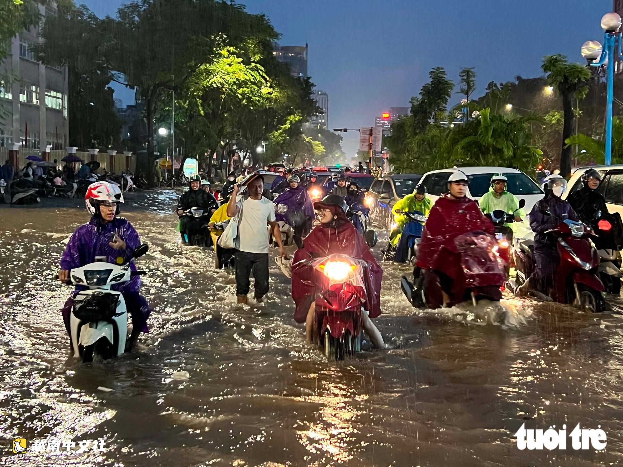 河內下班高峰遭暴雨,多條道路積水,交通擁堵