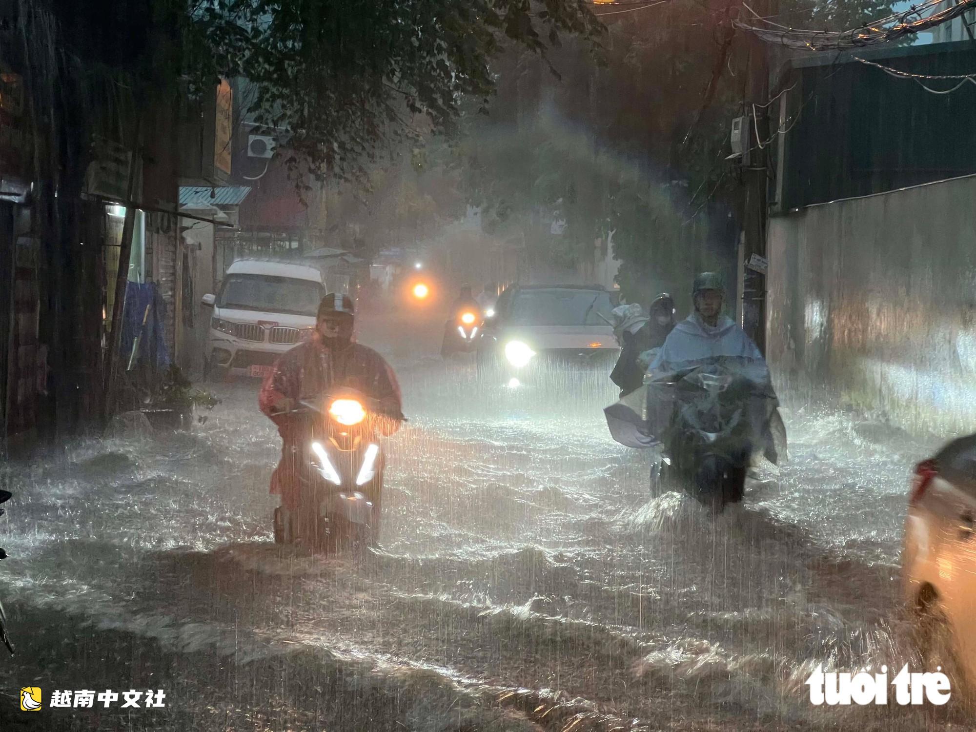 河內下班高峰遭暴雨,多條道路積水,交通擁堵