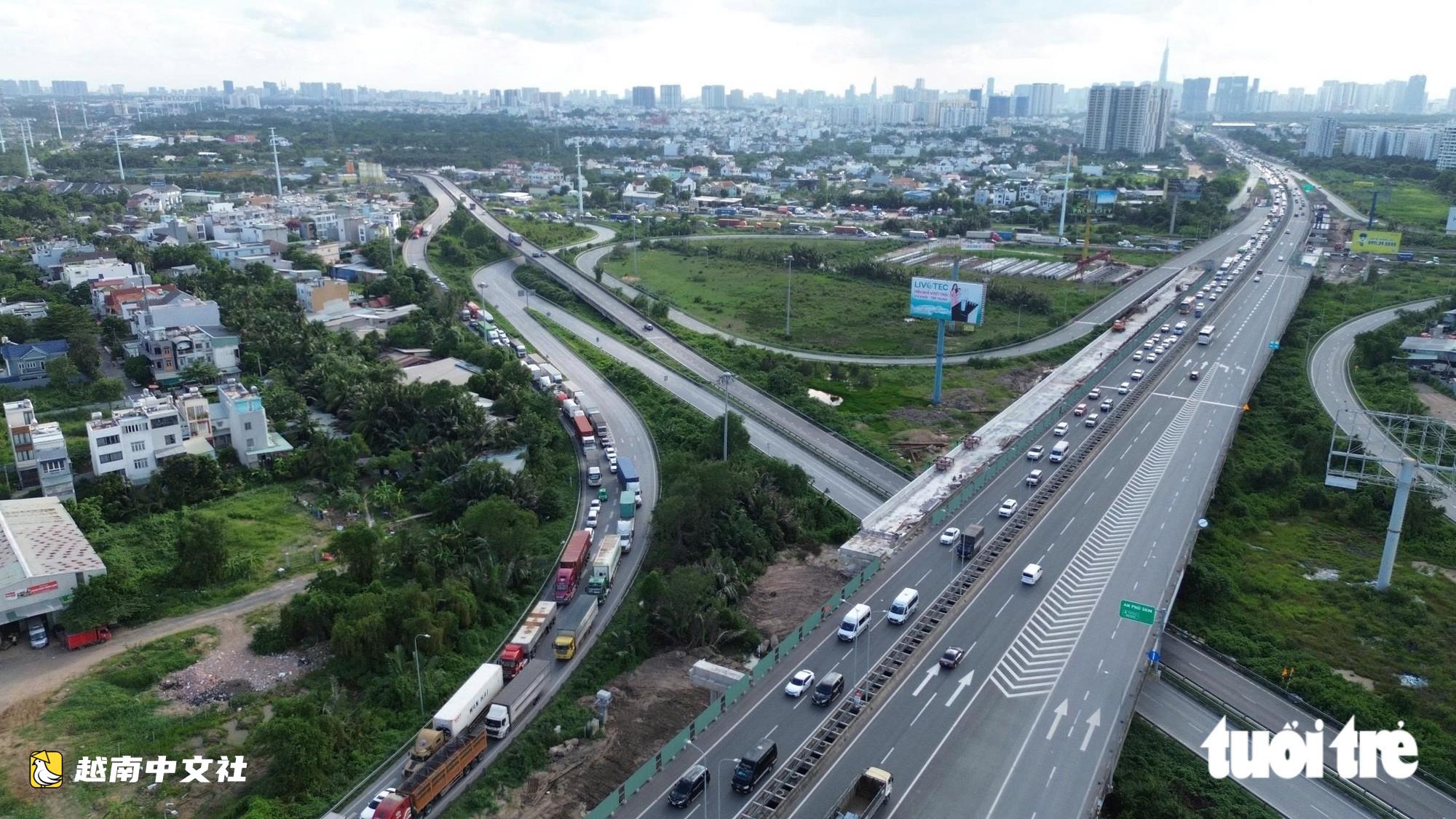 胡志明市-隆城高速公路擁堵蔓延至武志公路,司機應選擇合適的路線