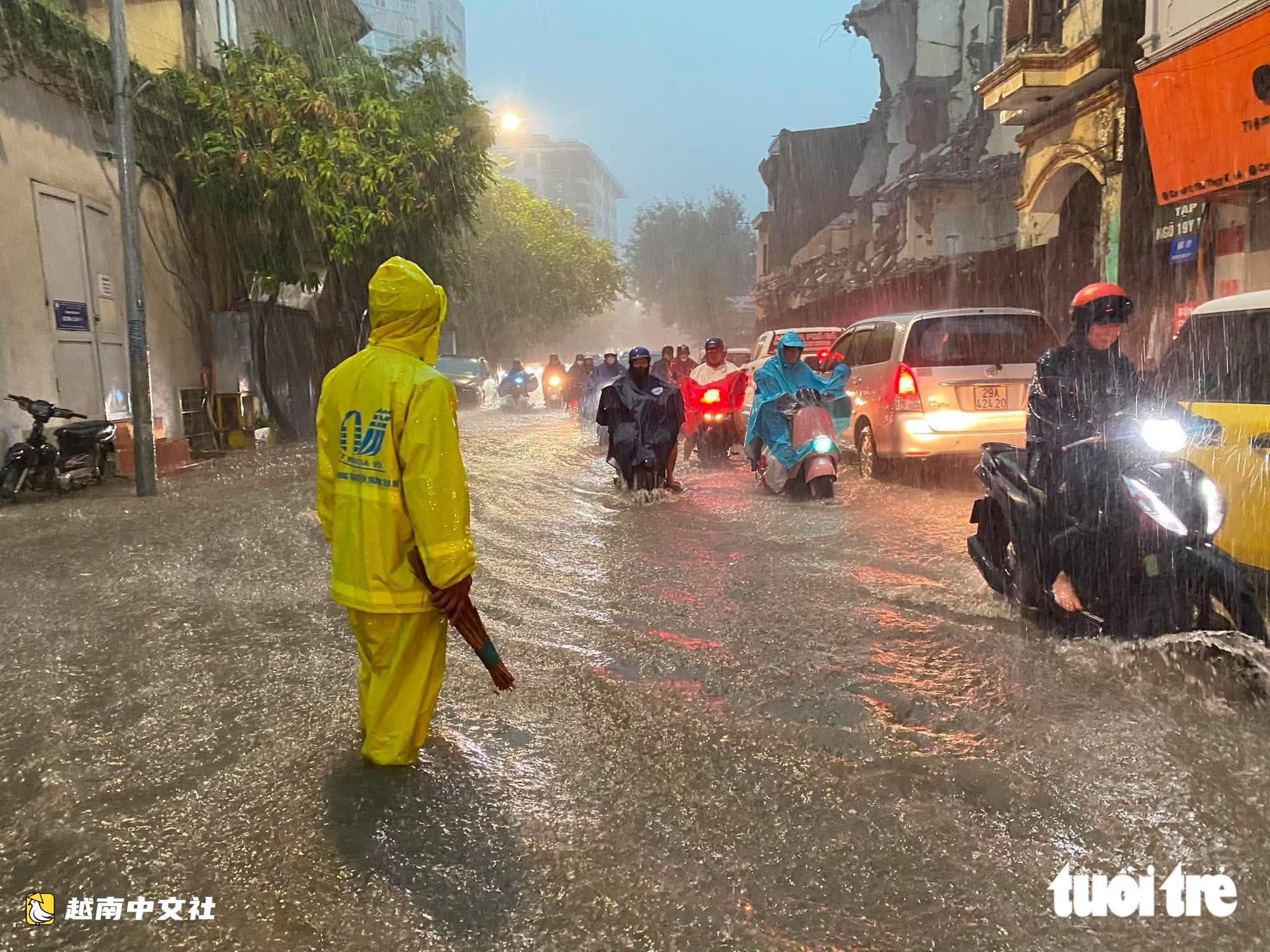 河內下班高峰遭暴雨,多條道路積水,交通擁堵