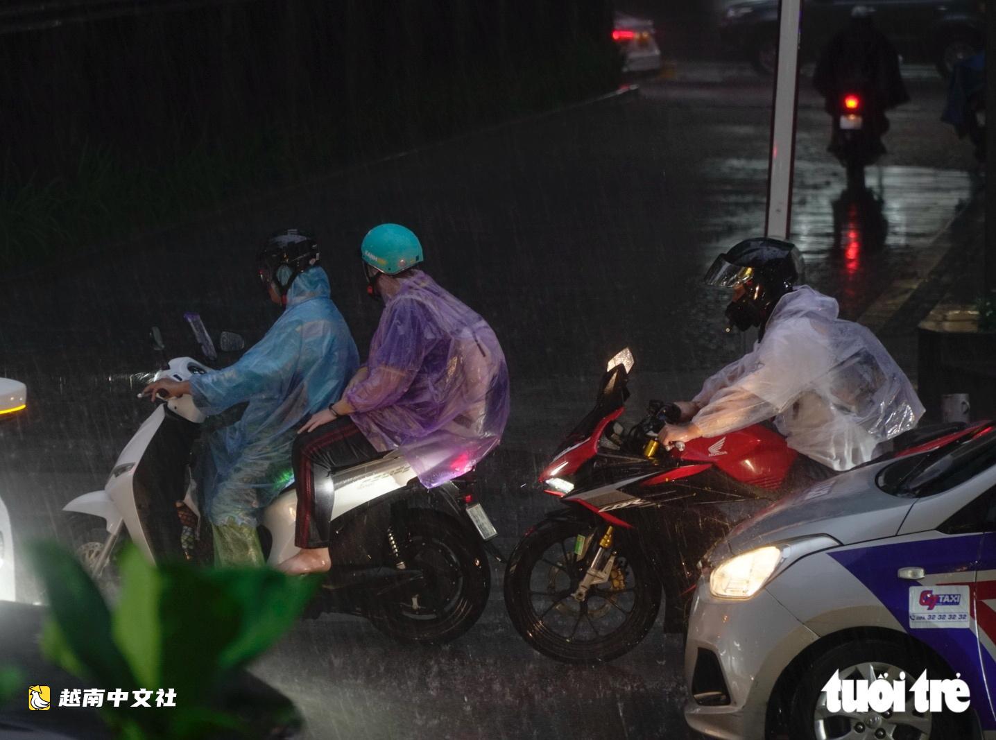 河內下班高峰遭暴雨,多條道路積水,交通擁堵