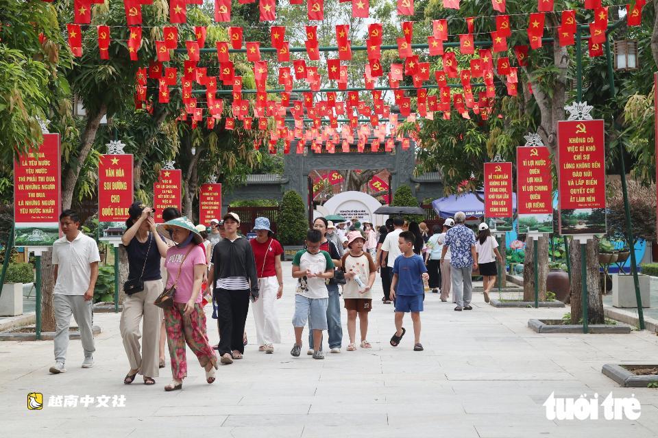 越南國慶節之際,八方民眾前來瞻仰胡志明主席故鄉