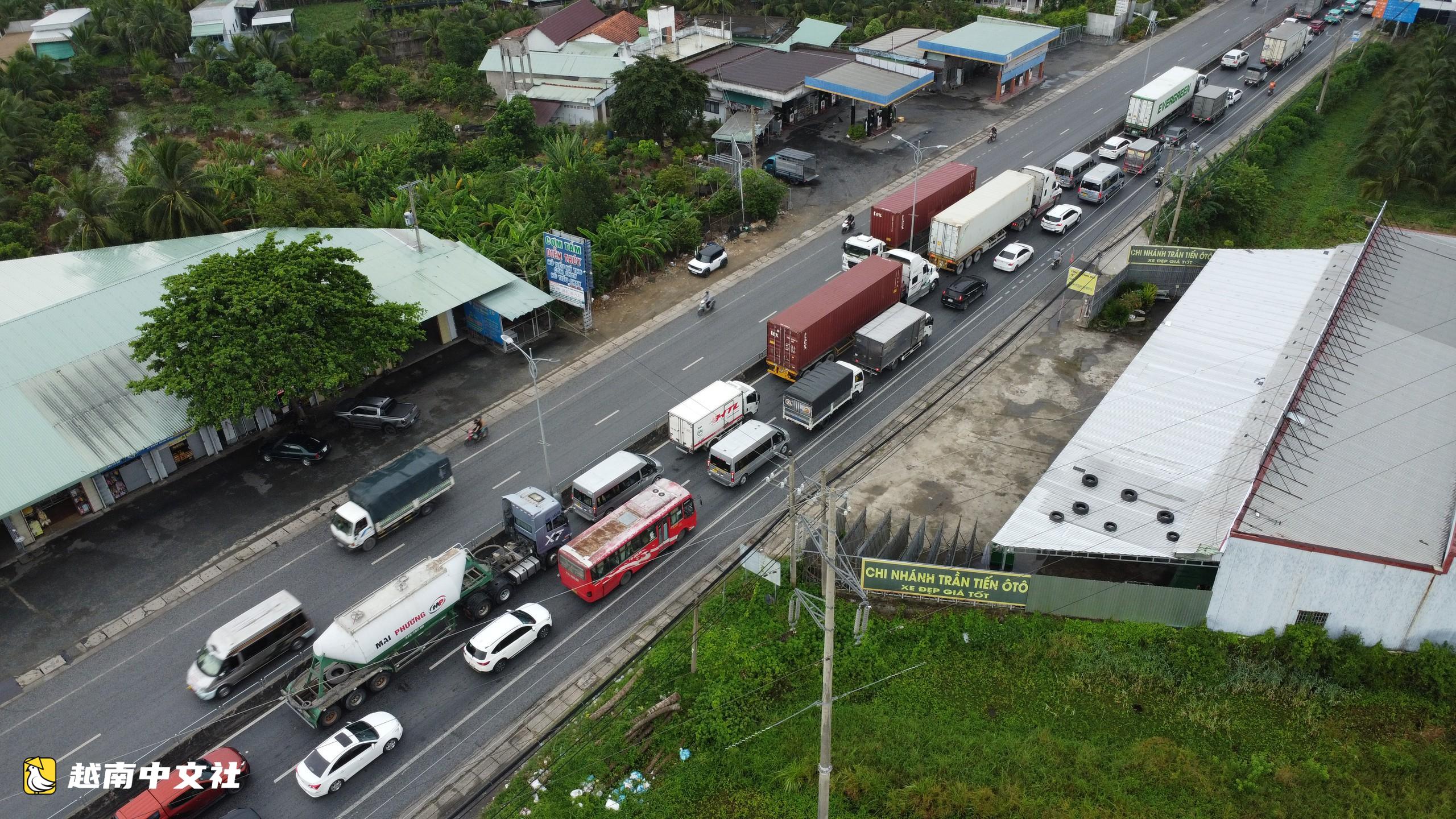 越南西部民眾返鄉,同心四岔路口擁堵持續