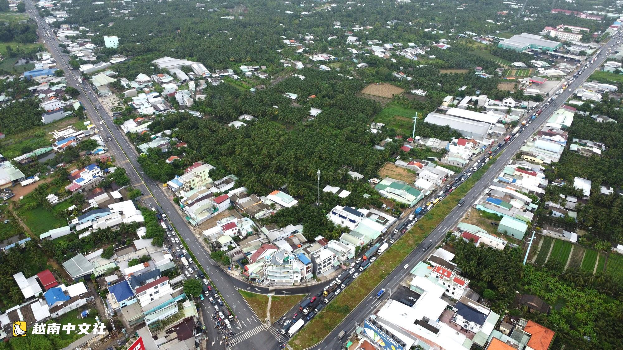 越南西部民眾返鄉,同心四岔路口擁堵持續