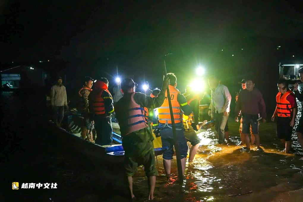 越南同奈河翻船致8人落水
