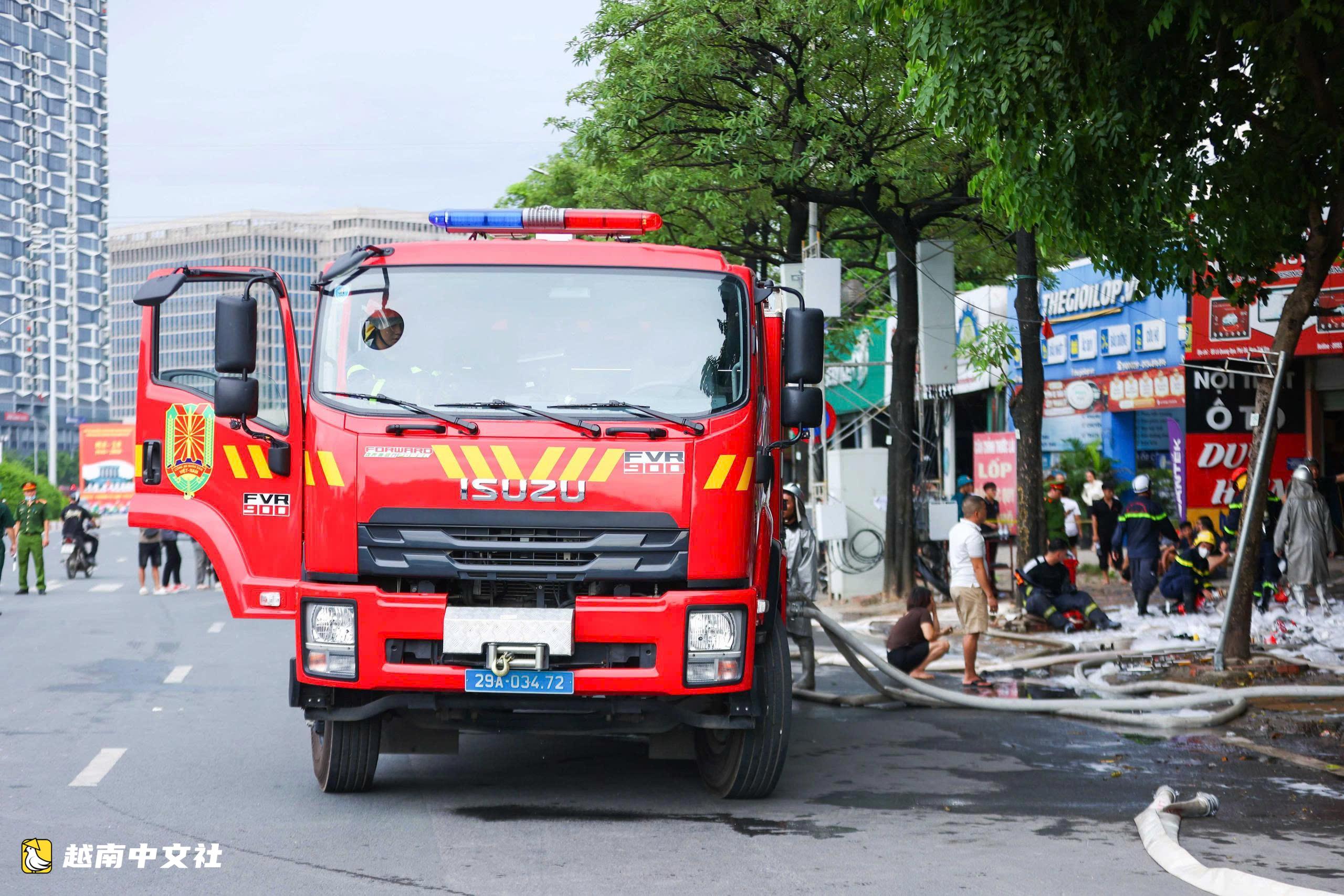 河內一汽車修理廠起火，黑煙翻滾數百米