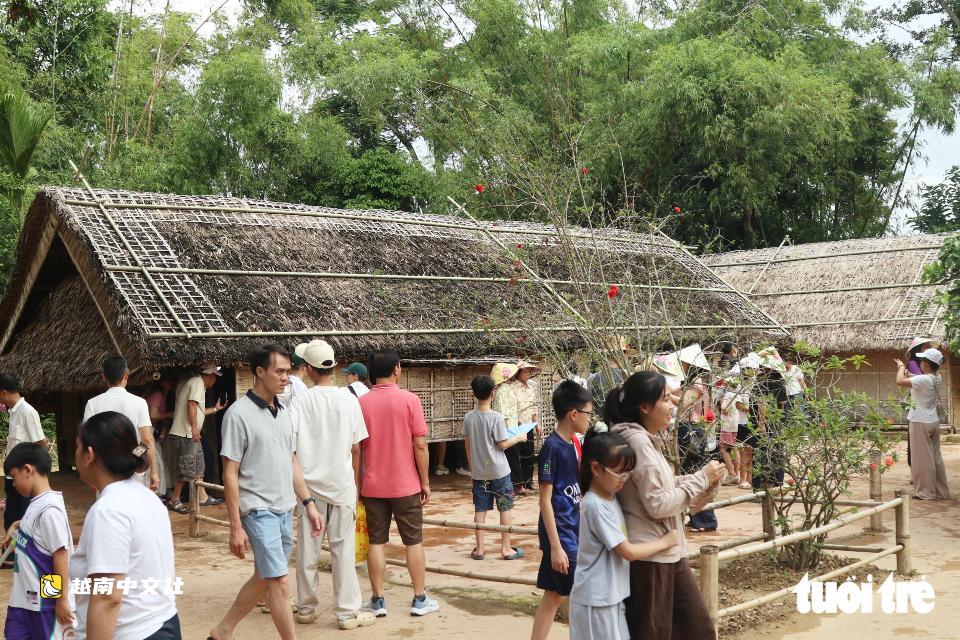 越南國慶節之際,八方民眾前來瞻仰胡志明主席故鄉