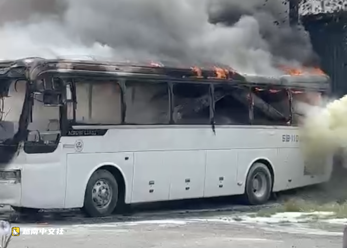 胡志明市一客車在加油站內熊熊燃燒