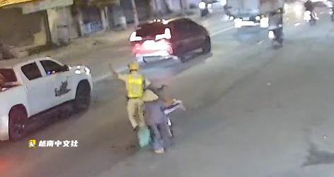 越南交警車流中停下,幫老奶奶推自行車過馬路獲點贊