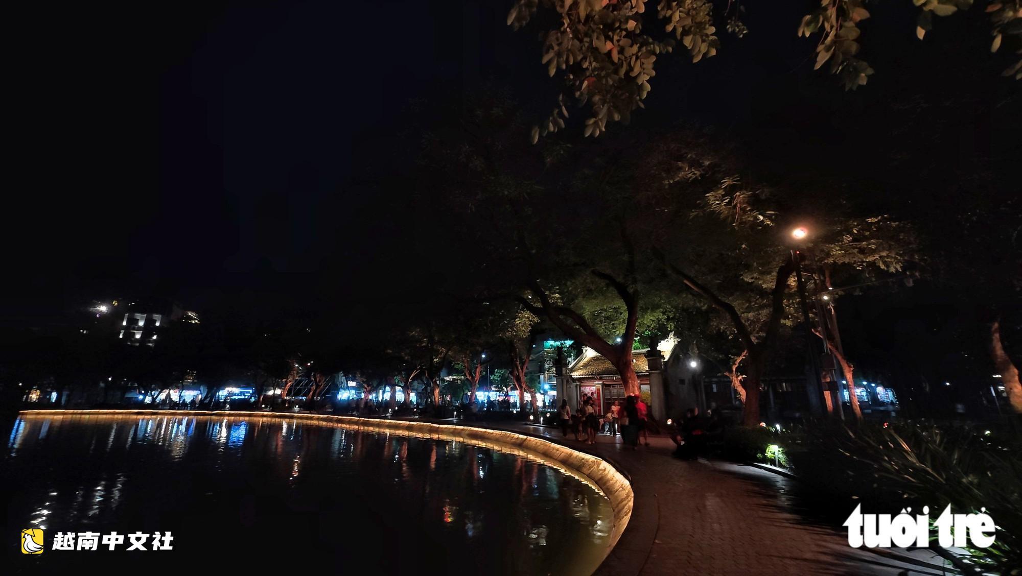 越南還劍湖亮起新燈,遊客興奮打卡燈光盛宴