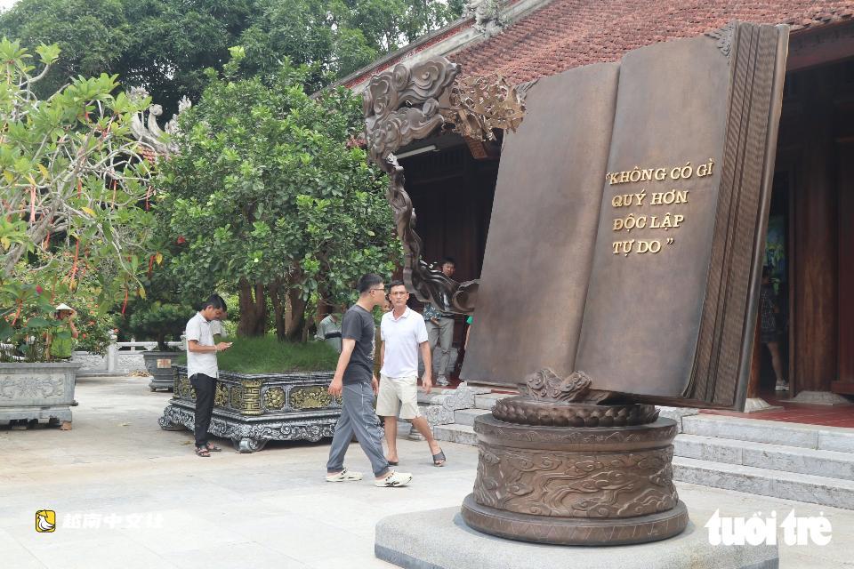 越南國慶節之際,八方民眾前來瞻仰胡志明主席故鄉