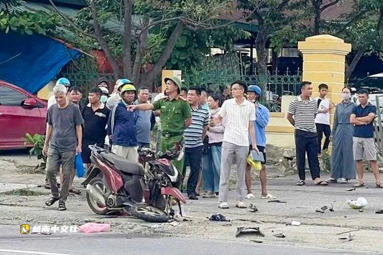 越南救護車撞倒醫院圍牆