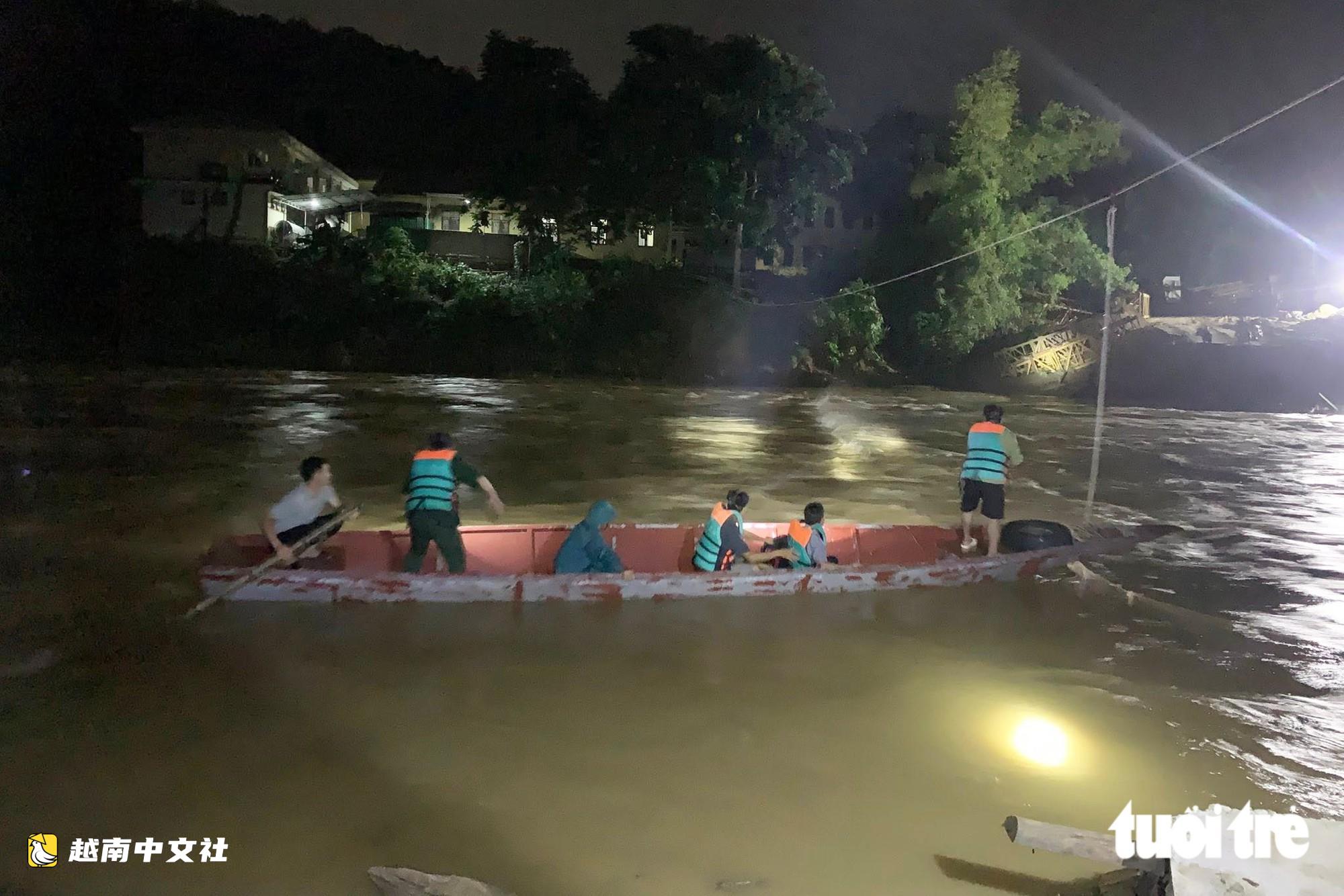 越南洪水沖走橋梁,軍隊和警察用船不辭辛勞載民眾過河