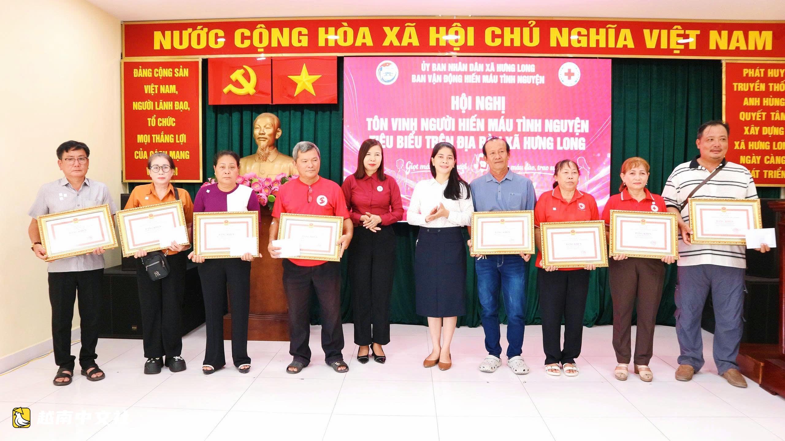 胡志明市一家4口累計獻血260次,妻子曾“偷偷”去獻血後帶動全家
